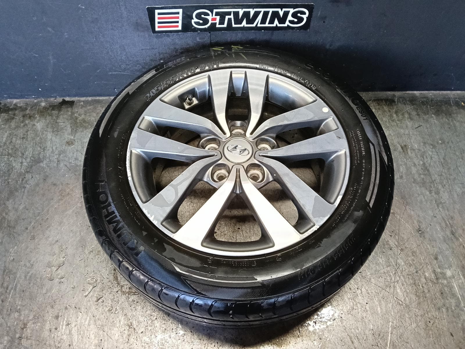 Used auto part listing image: 2018 HYUNDAI I30 WHEEL MAG PD, FACTORY, 16X6.5IN, 5 V SPOKE, GREY, HATCH (S. KOREA VIN KMHH), 03/17-12/23 0000420014