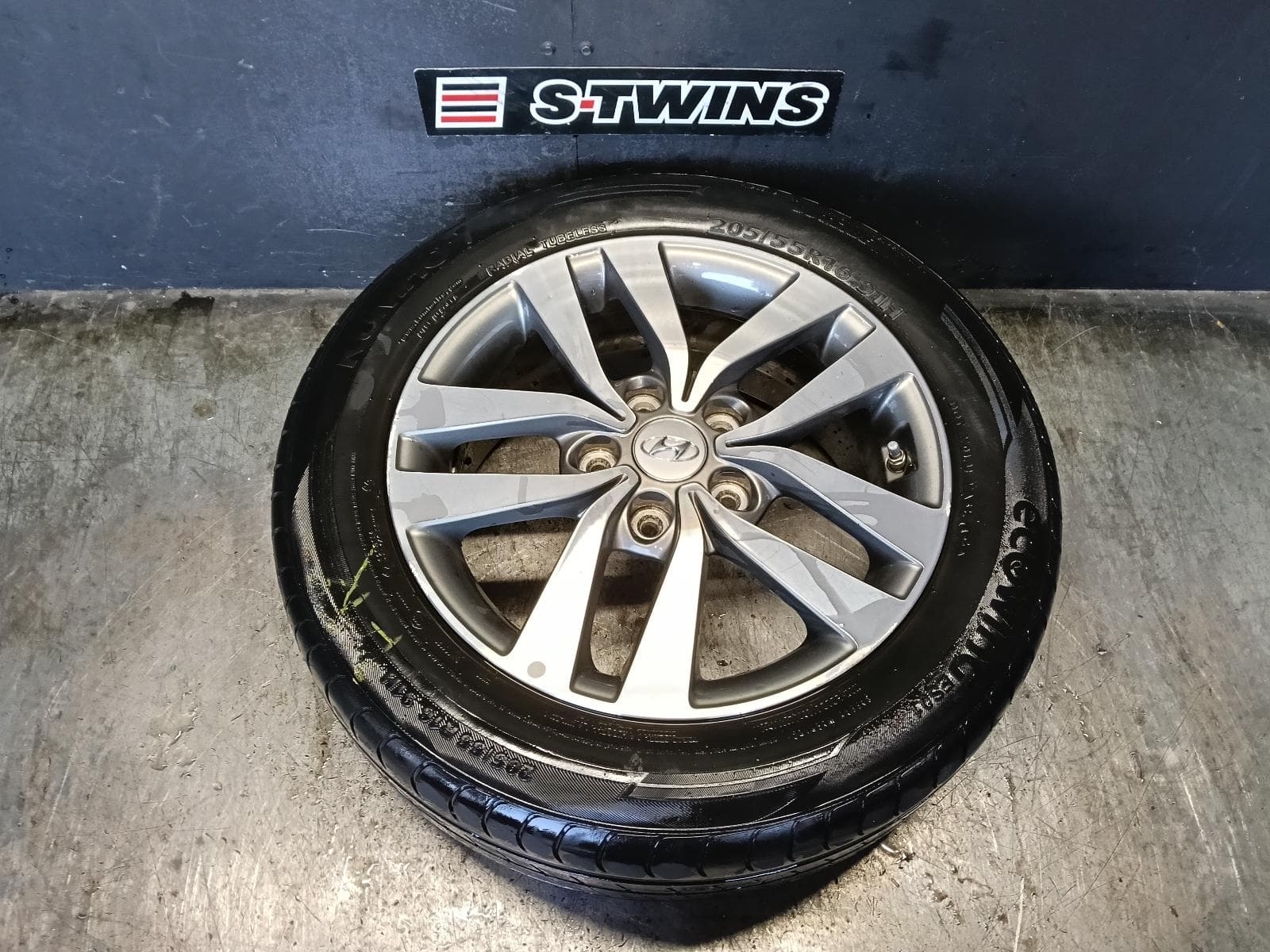 Used auto part listing image: 2018 HYUNDAI I30 WHEEL MAG PD, FACTORY, 16X6.5IN, 5 V SPOKE, GREY, HATCH (S. KOREA VIN KMHH), 03/17-12/23 0000420015
