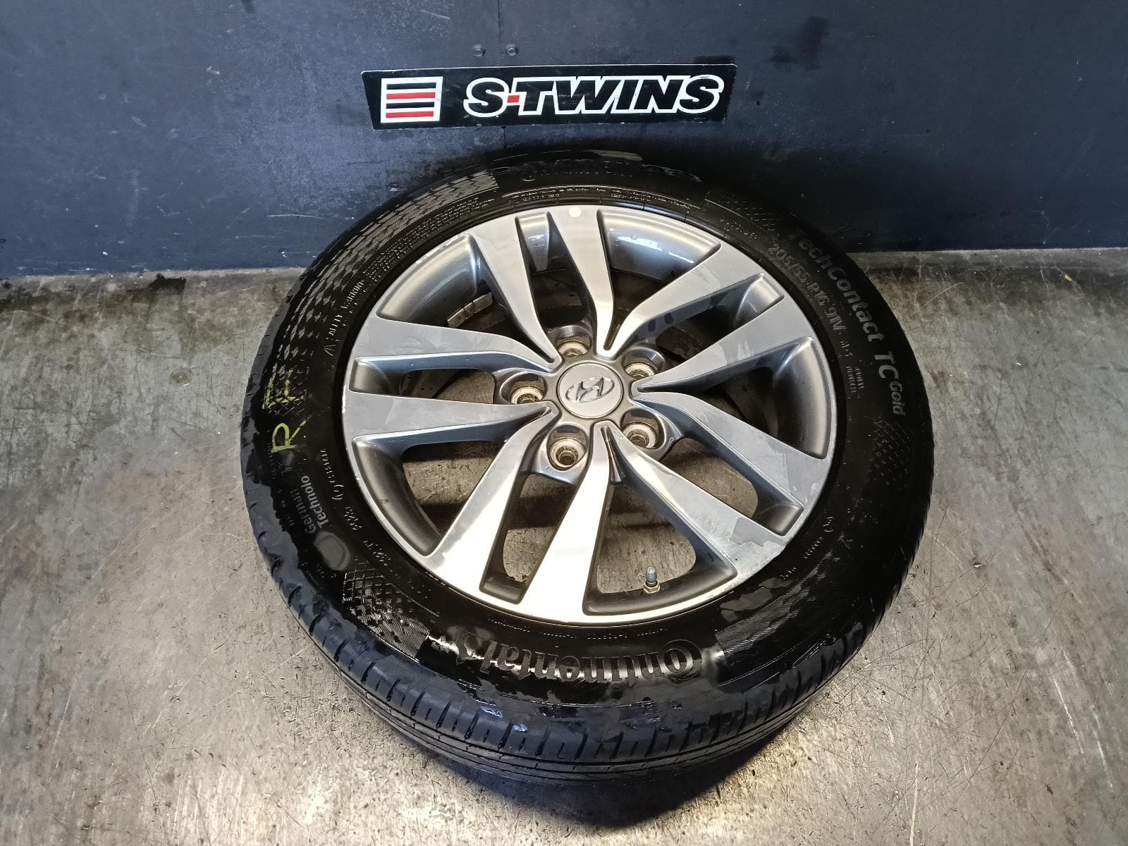 Used auto part listing image: 2018 HYUNDAI I30 WHEEL MAG PD, FACTORY, 16X6.5IN, 5 V SPOKE, GREY, HATCH (S. KOREA VIN KMHH), 03/17-12/23 0000420016