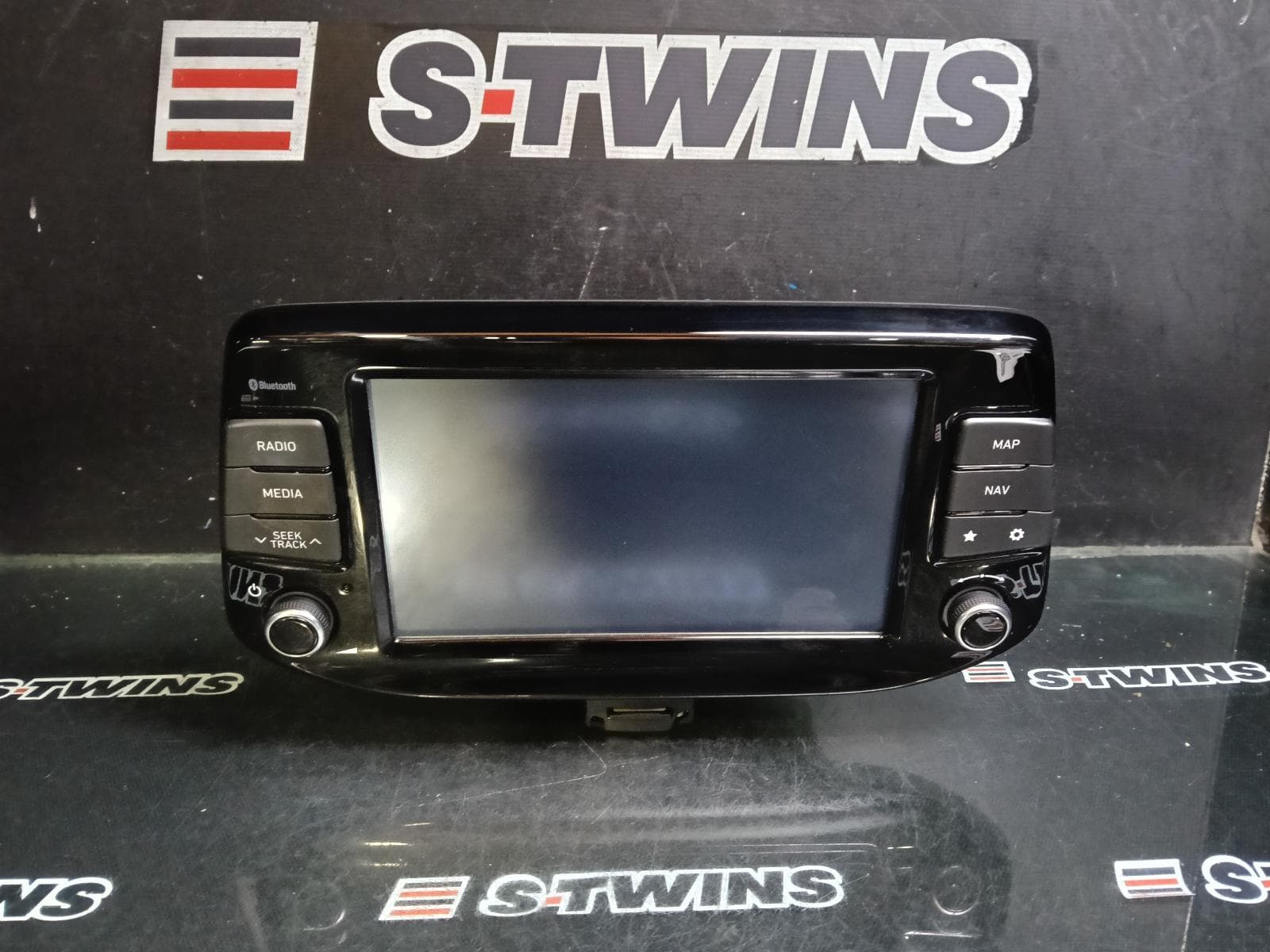 Used auto part listing image: 2018 HYUNDAI I30 HEAD UNIT, W/ DISPLAY UNIT, 8IN TOUCHSCREEN, W/ SAT NAV/STANDARD AUDIO TYPE, PD, HATCH (S. KOREA VIN KMHH), 03/17-07/20 0000420031