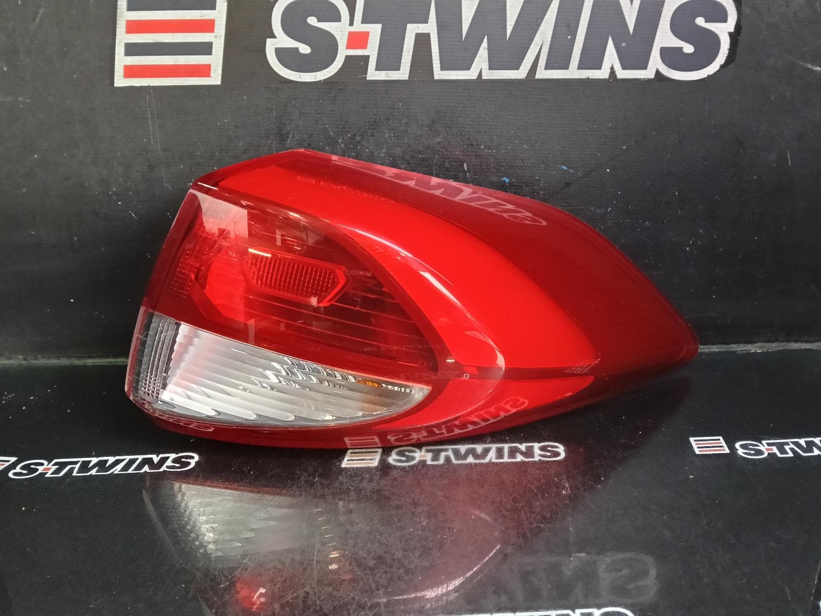 Used auto part listing image: 2017 HYUNDAI TUCSON RIGHT TAILLIGHT IN BODY, TL, KOREAN BUILT (VIN KMHJ), NON LED TYPE, 06/15-06/18 0000387156
