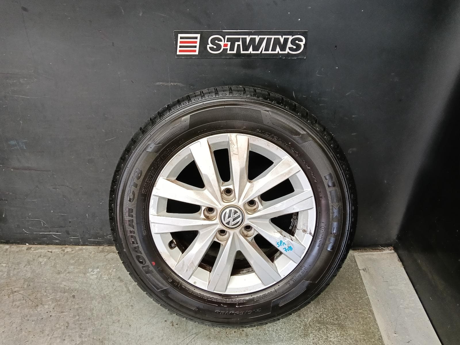 Used auto part listing image: 2017 VOLKSWAGEN TRANSPORTER WHEEL MAG FACTORY, 16X6.5IN, 5 V SPOKE, CLAYTON, T6, 07/15-08/24 0000420119