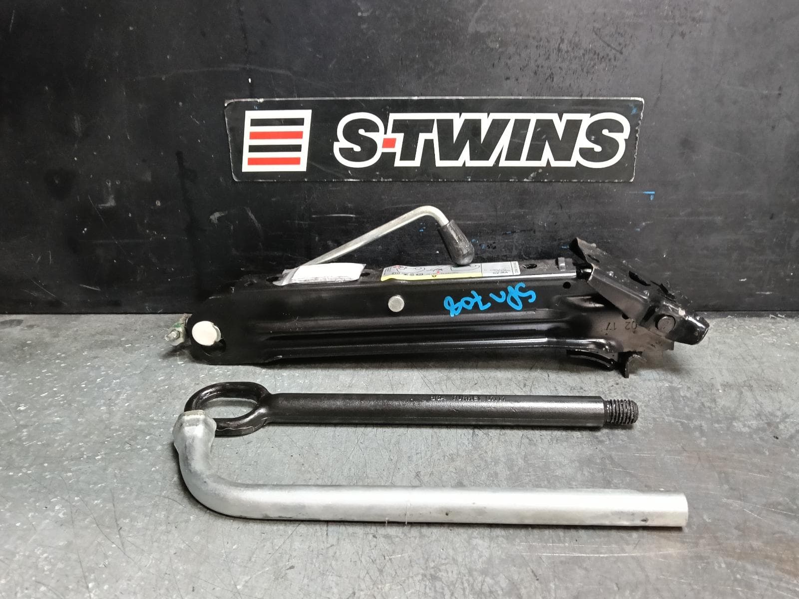 Used auto part listing image: 2017 VOLKSWAGEN TRANSPORTER JACK TOOL KIT T6, 07/15-08/24 0000420124
