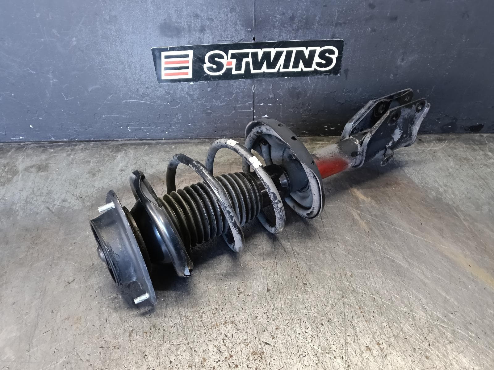 Used auto part listing image: 2015 SUBARU XV LEFT FRONT STRUT G4X, 08/11-04/17 0000420146