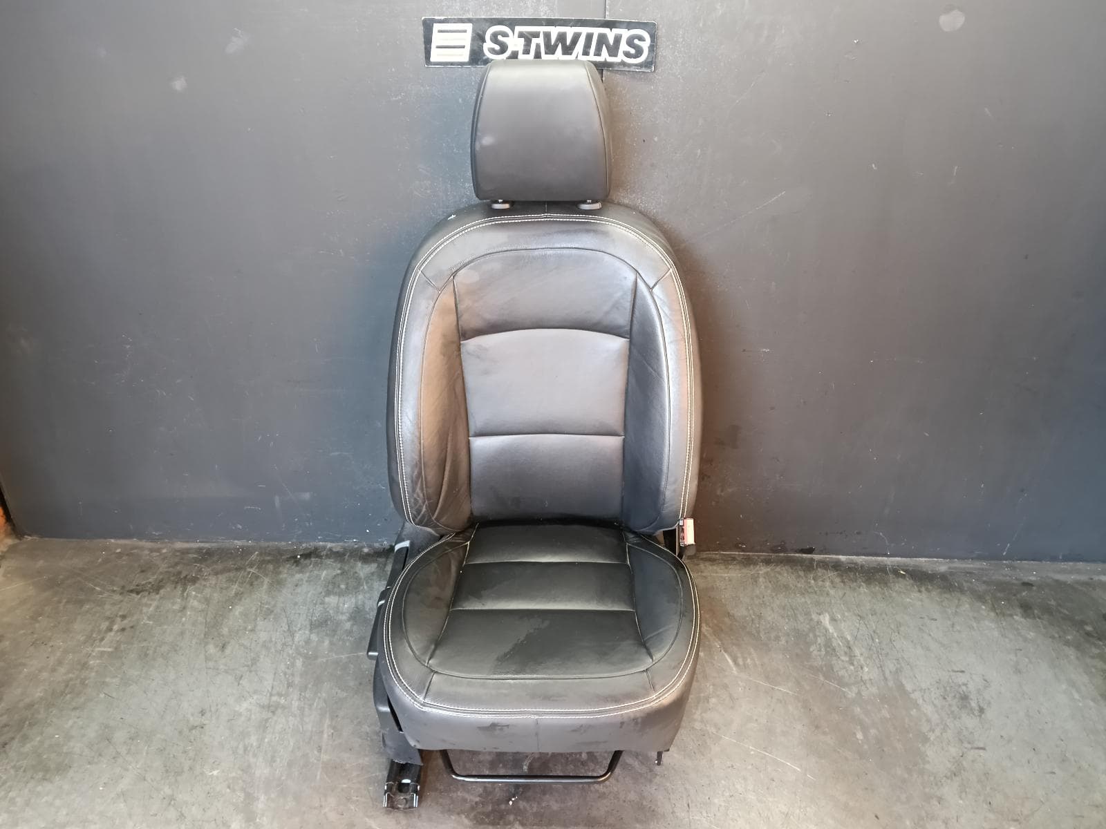 Used auto part listing image: 2014 NISSAN DUALIS FRONT SEAT RH FRONT, J10, LEATHER, BLACK, 10/07-05/14 0000420055