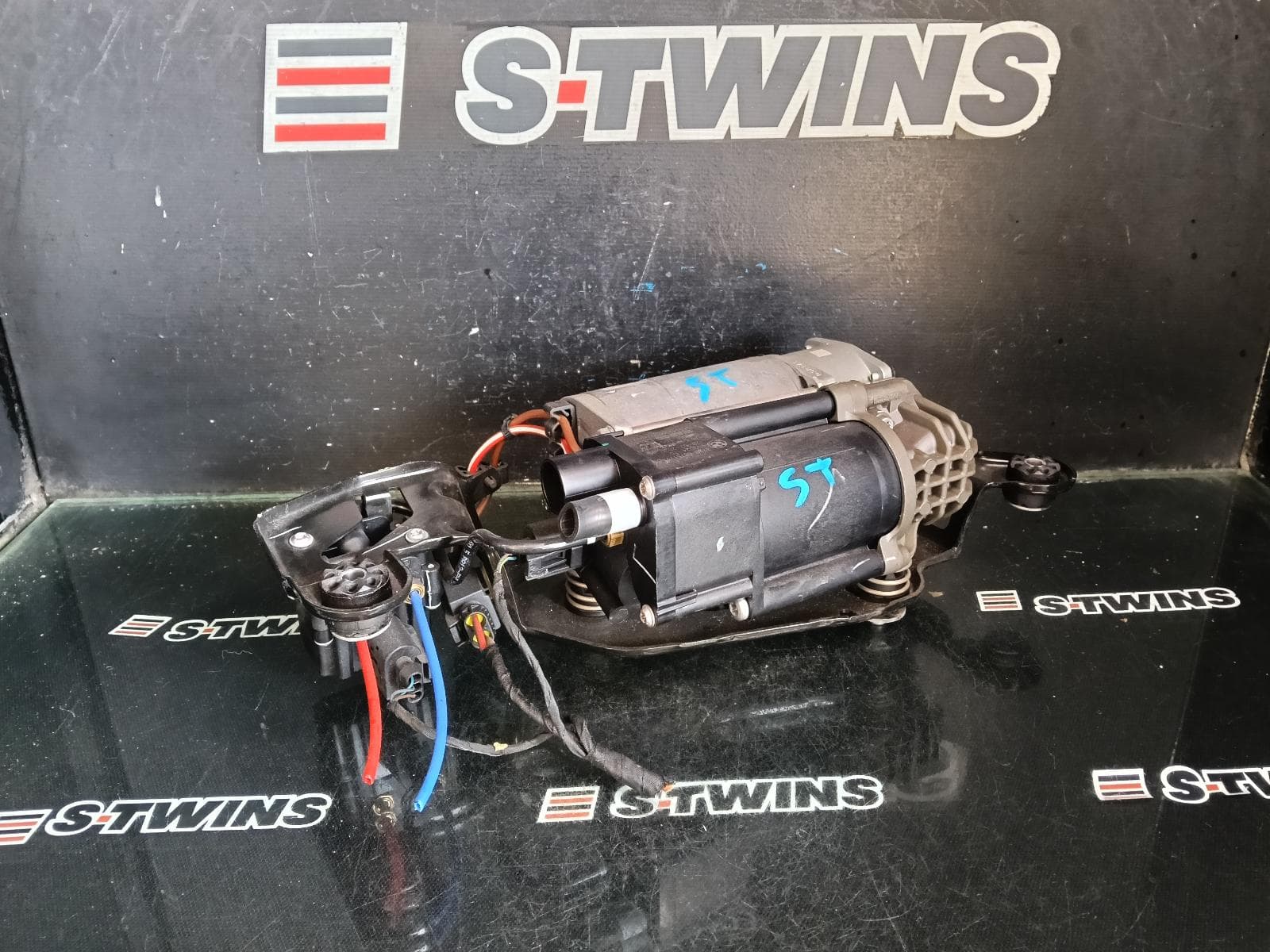 Used auto part listing image: 2015 BMW X5 AIR RIDE COMPRESSOR F15/F85, 09/13-07/18 0000419933