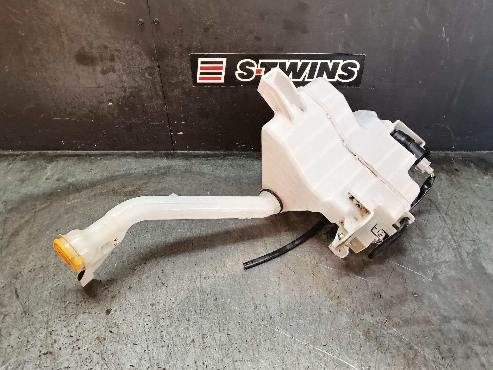 Used auto part listing image: 2020 SUBARU FORESTER WASHER BOTTLE SK, 08/18-11/24 0000420308