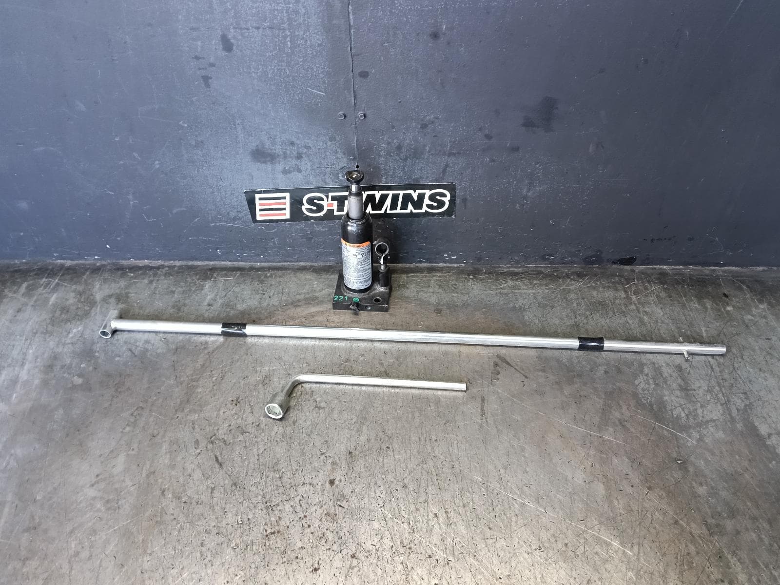 Used auto part listing image: 2017 MITSUBISHI TRITON JACK TOOL KIT MQ-MR, 03/15-10/23 0000420362