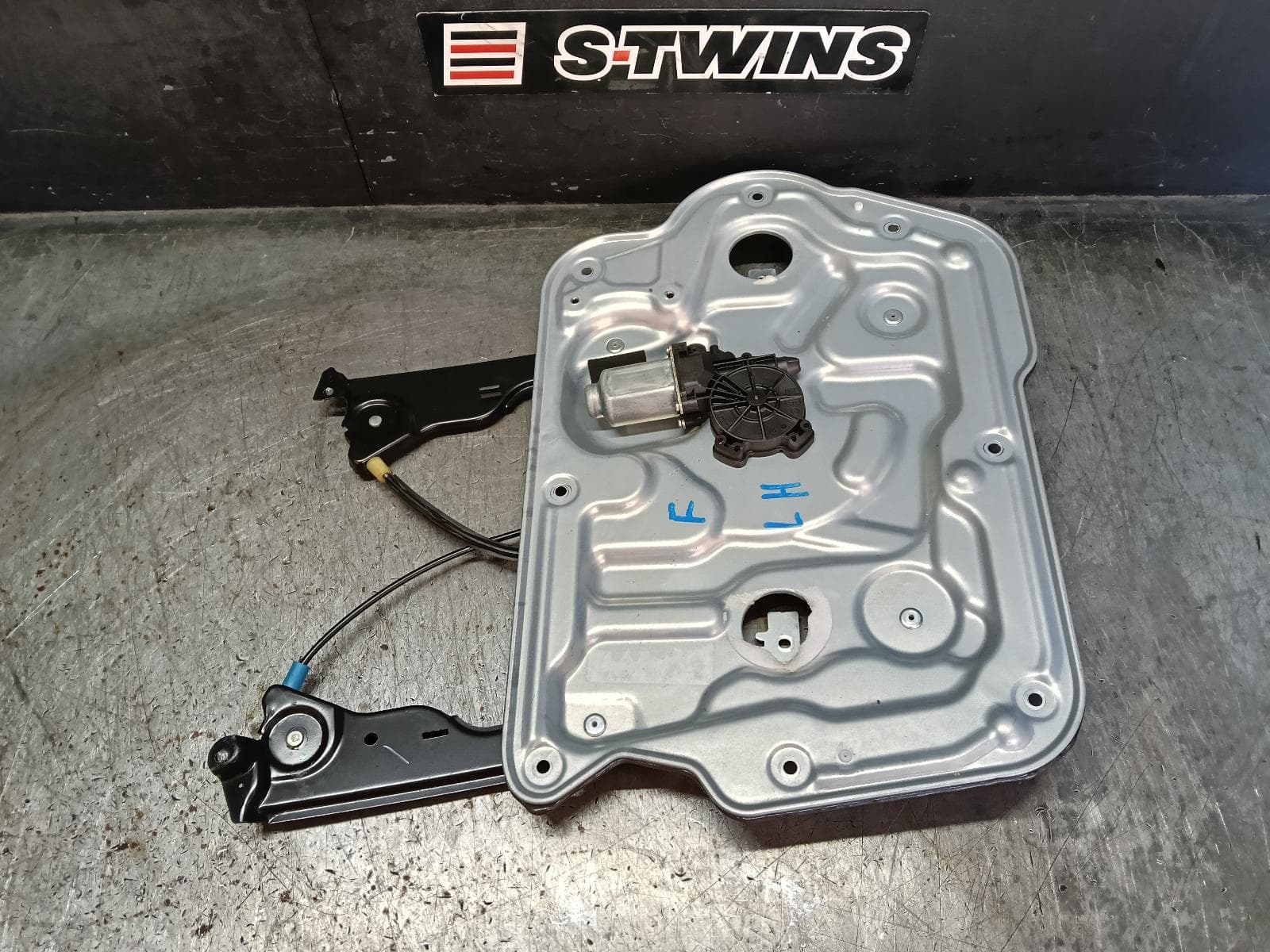 Used auto part listing image: 2014 NISSAN DUALIS LEFT FRONT WINDOW REG MOTOR J10, 10/07-05/14 0000420290