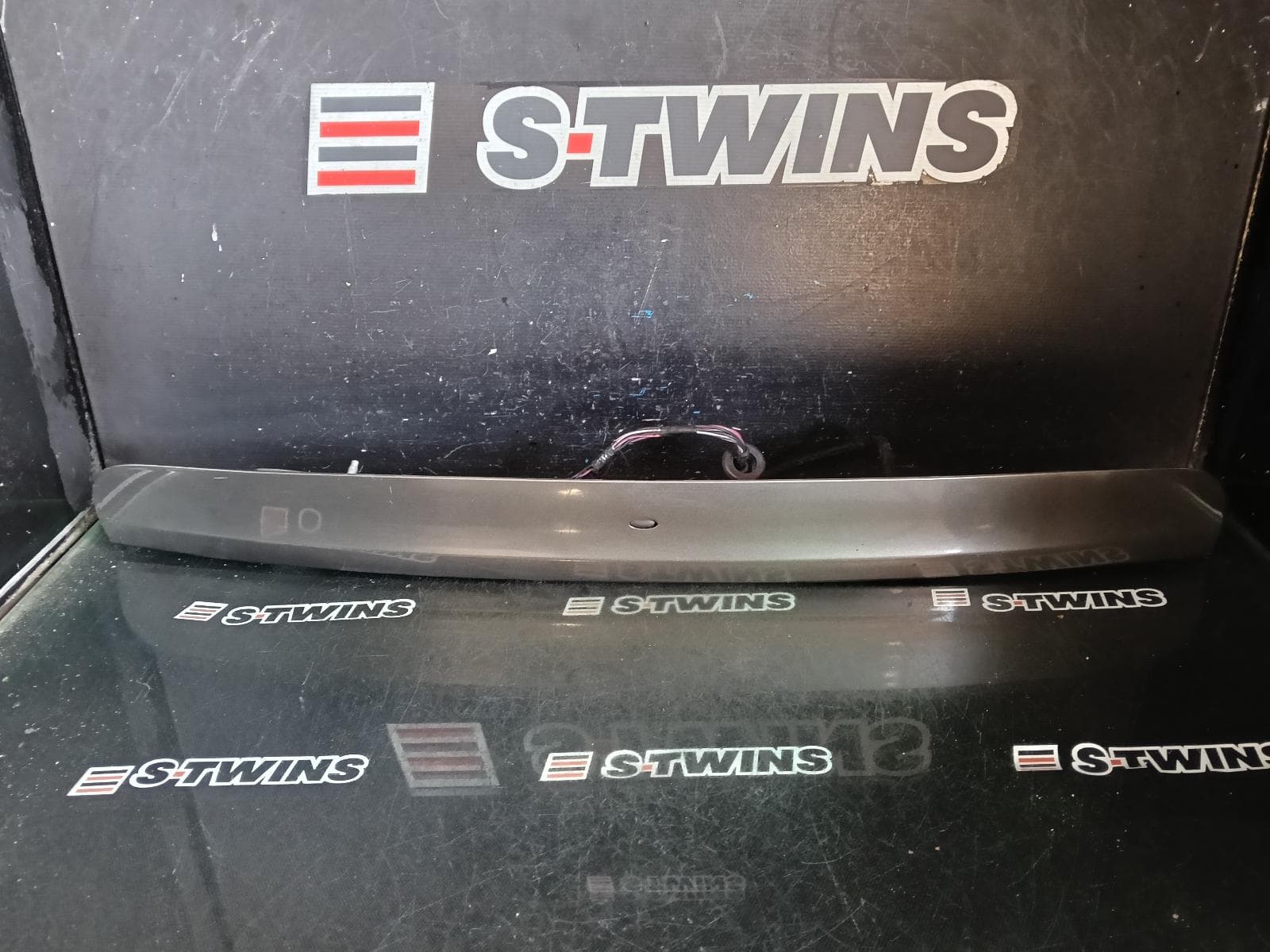 Used auto part listing image: 2014 NISSAN DUALIS REAR GARNISH TAILGATE GARNISH (CENTRE), KEYLESS ENTRY & W/ CAMERA TYPE, J10, 10/07-05/14 0000420292