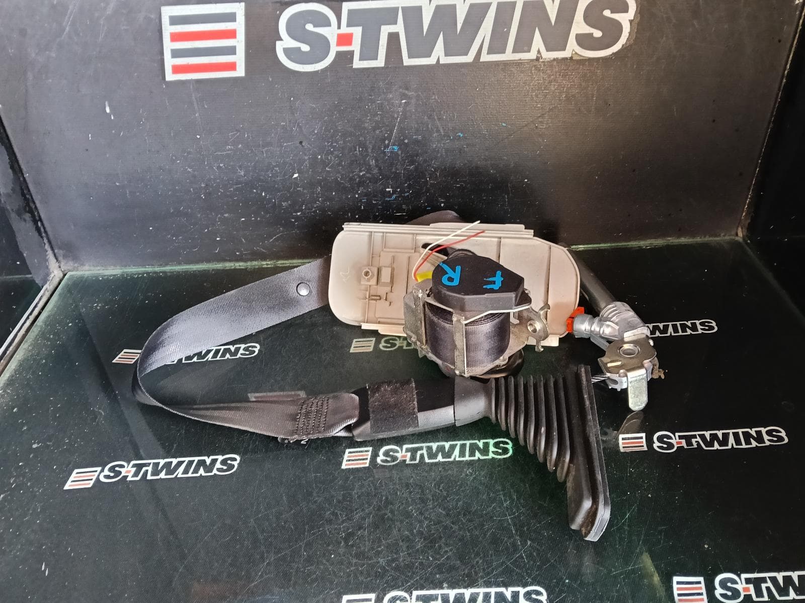 Used auto part listing image: 2014 NISSAN DUALIS SEAT BELT STALK RH FRONT, SEAT BELT ONLY, J10, 10/07-05/14 0000420298