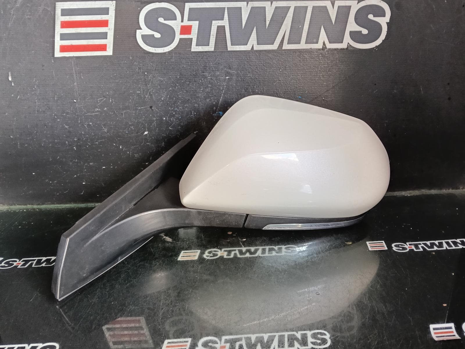 Used auto part listing image: 2017 TOYOTA C-HR LEFT DOOR MIRROR GEN 1, POWER FOLD, NON PUDDLE LIGHT TYPE, COLOUR CODED, 12/16- 09/19 0000420324