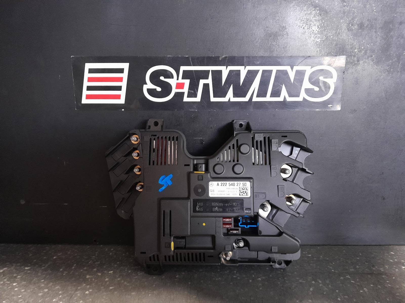 Used auto part listing image: 2013 MERCEDES S CLASS FUSE BOX TRUNK, P/N A2225402750, W222/V222, 11/13-11/20 0000342318