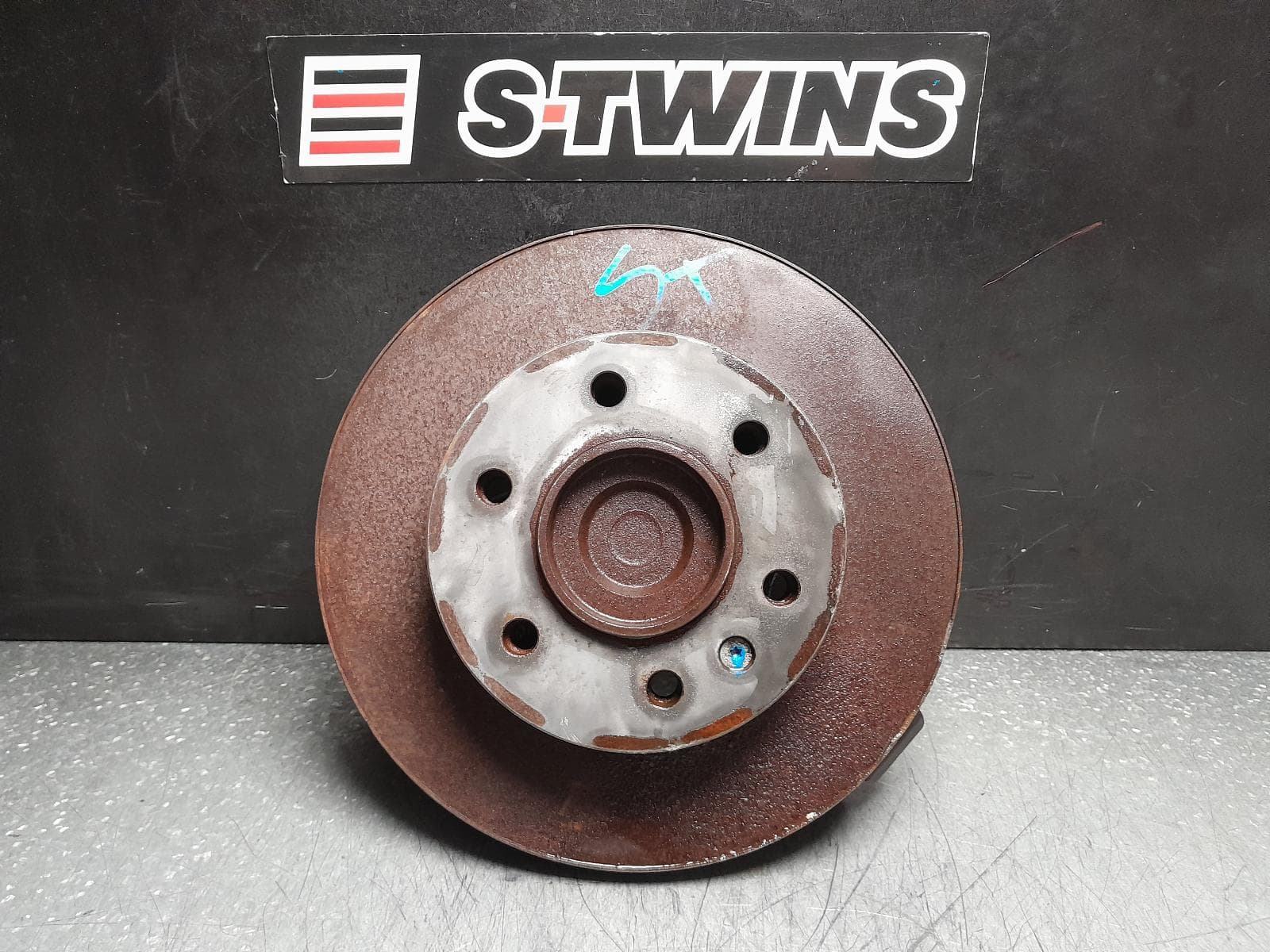 Used auto part listing image: 2016 MERCEDES SPRINTER LEFT FRONT HUB ASSEMBLY NCV3, SINGLE WHEEL TYPE, 10/06-04/18 0000372220