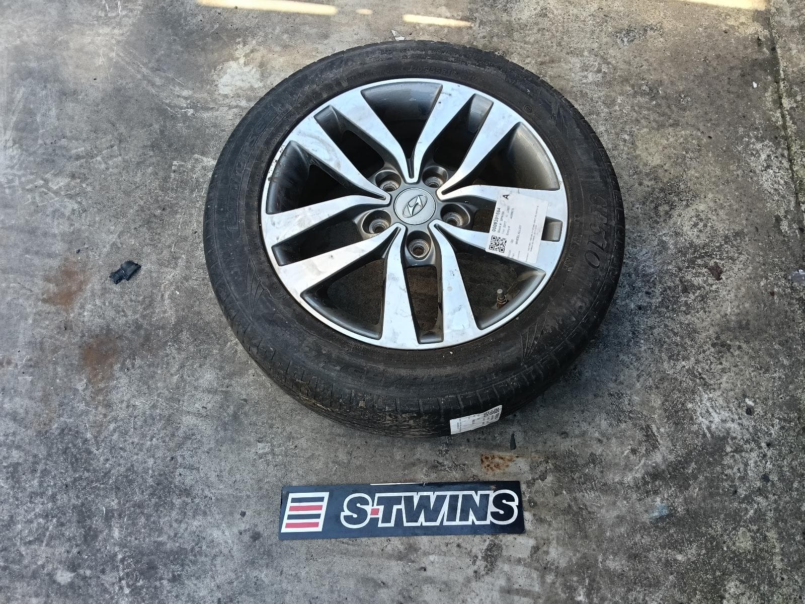 Used auto part listing image: 2017 HYUNDAI I30 WHEEL MAG PD, FACTORY, 16X6.5IN, 5 V SPOKE, GREY, HATCH (S. KOREA VIN KMHH), 03/17-12/23 0000391664