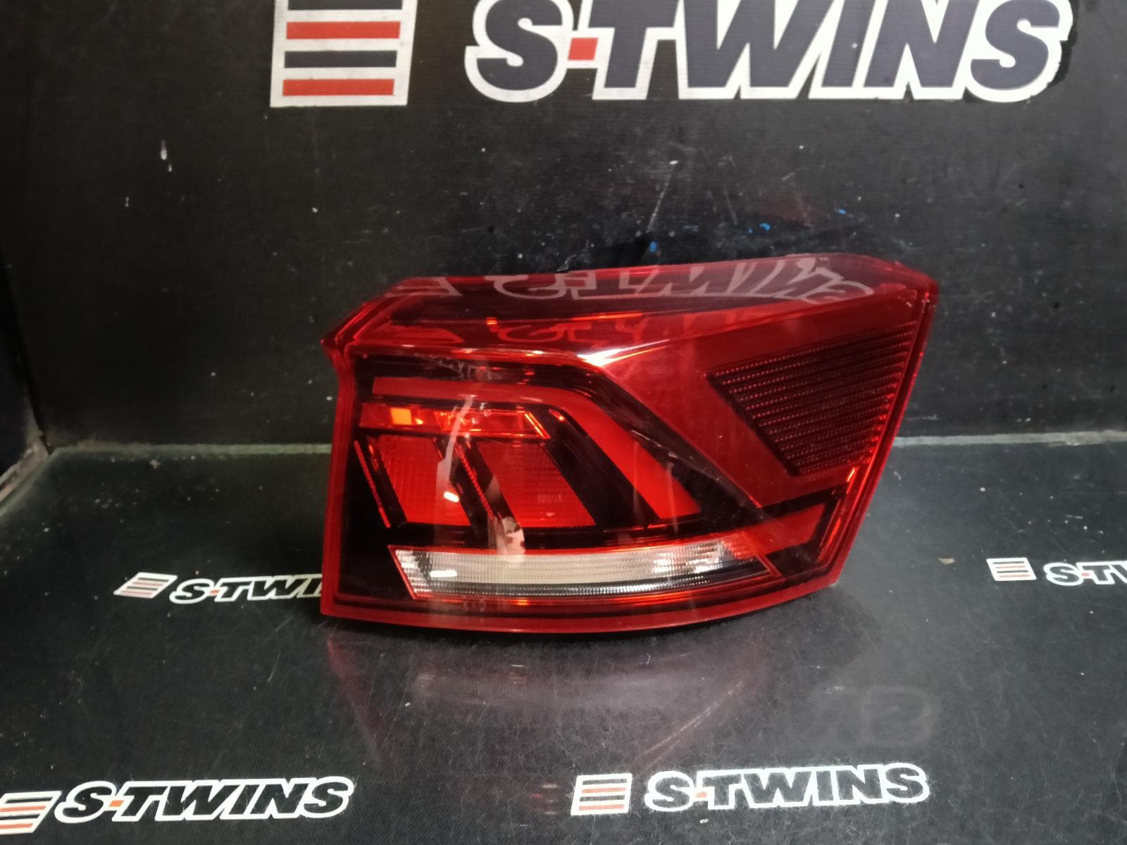 Used auto part listing image: 2021 VOLKSWAGEN T-ROC RIGHT TAILLIGHT A1, IN BODY, BLACK INSERT TYPE, 03/20-07/22 0000420644