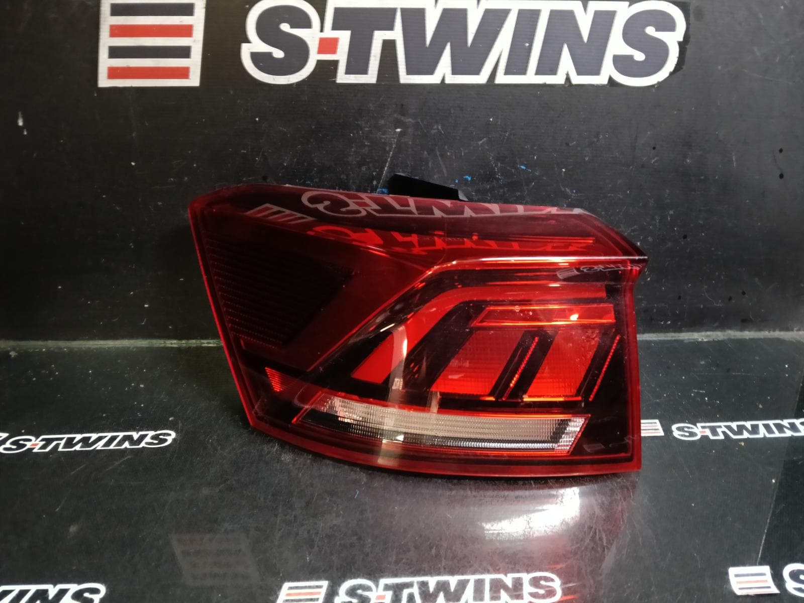 2021 VOLKSWAGEN T-ROC LEFT TAILLIGHT A1, IN BODY, BLACK INSERT TYPE, 03/20-07/22 0000420643