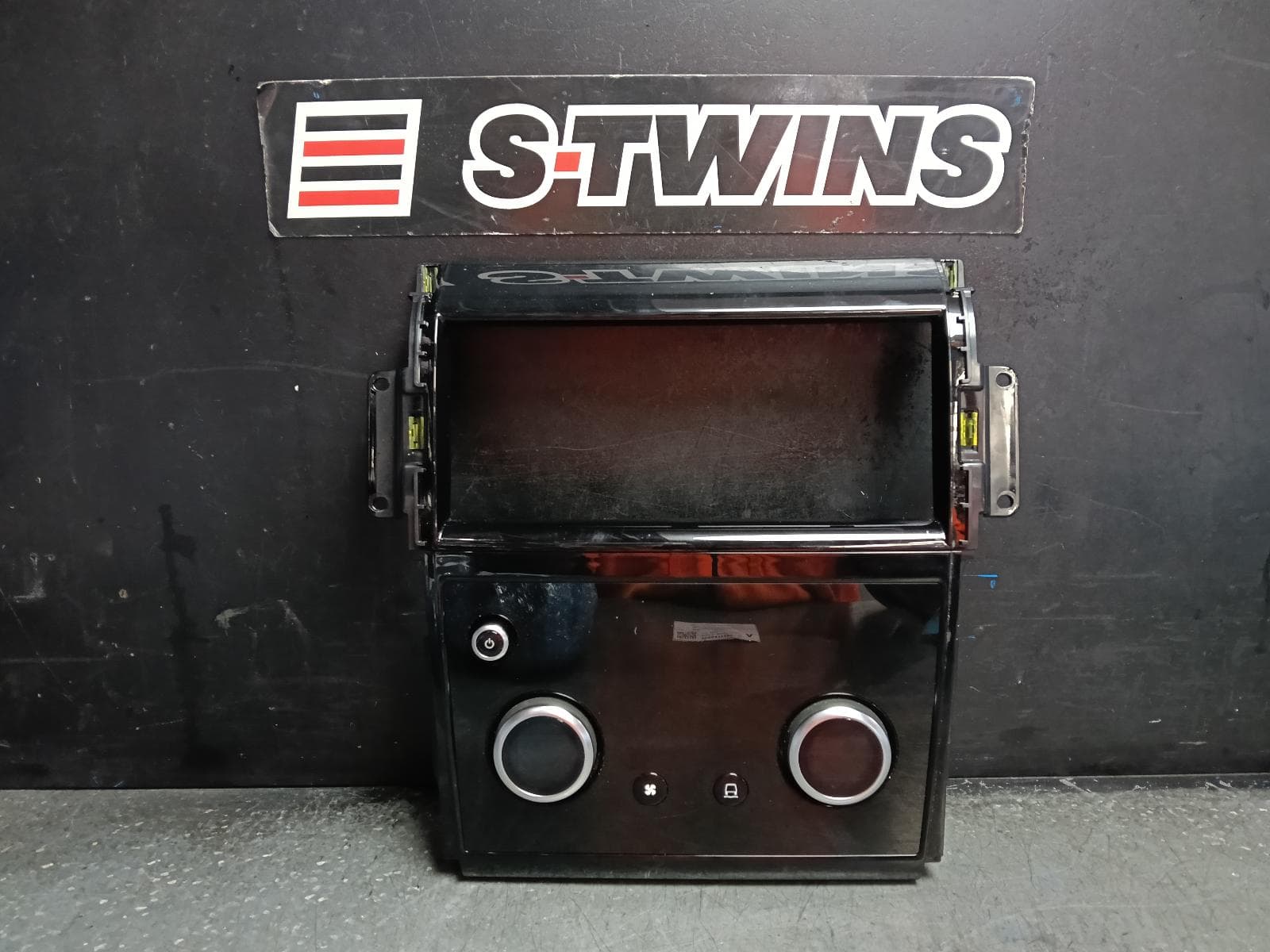 Used auto part listing image: 2020 LAND ROVER DISCOVERY SPORT HEATER AC CONTROLS CLIMATE CONTROL TYPE, L550, 01/15- 0000417289