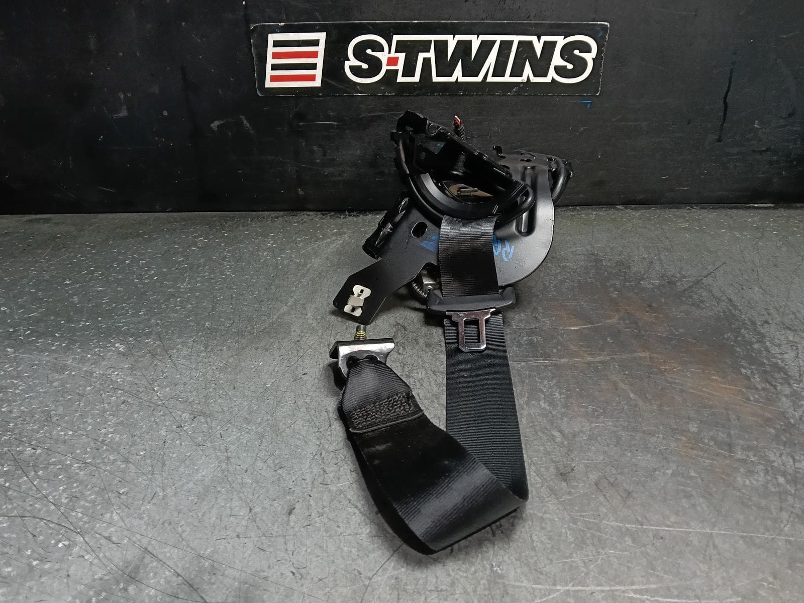 Used auto part listing image: 2020 LAND ROVER DISCOVERY SPORT SEAT BELT STALK RH REAR 3RD ROW, SEAT BELT ONLY, L550, 01/15- 0000417258