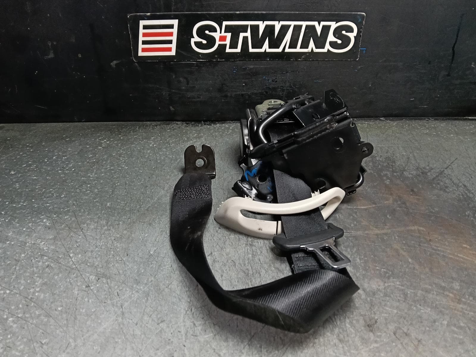 Used auto part listing image: 2020 LAND ROVER DISCOVERY SPORT SEAT BELT STALK LH REAR 3RD ROW, SEAT BELT ONLY, L550, 01/15- 0000417259