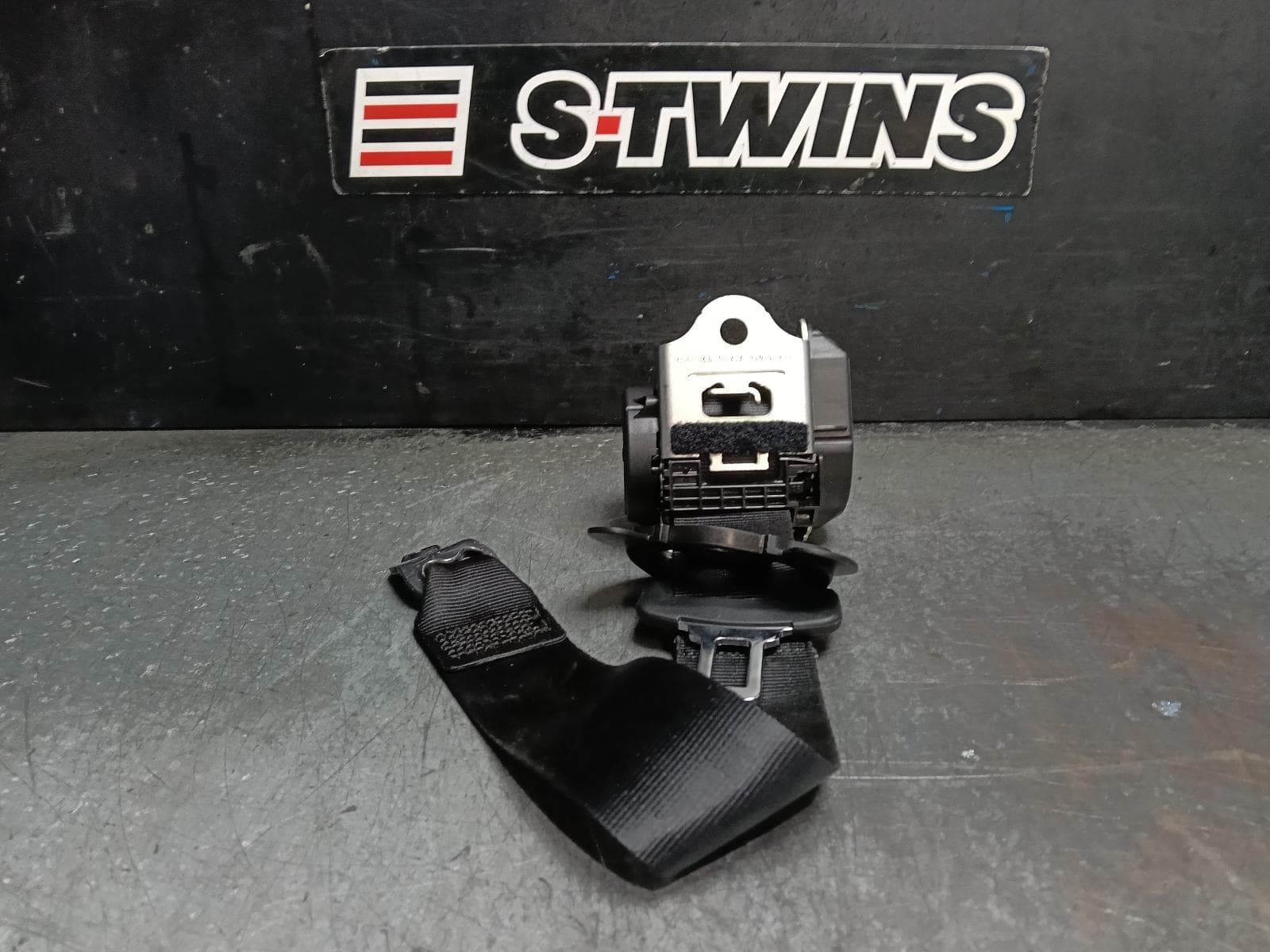 Used auto part listing image: 2020 LAND ROVER DISCOVERY SPORT SEAT BELT STALK LH REAR 2ND ROW, SEAT BELT ONLY, L550, 01/15- 0000417260