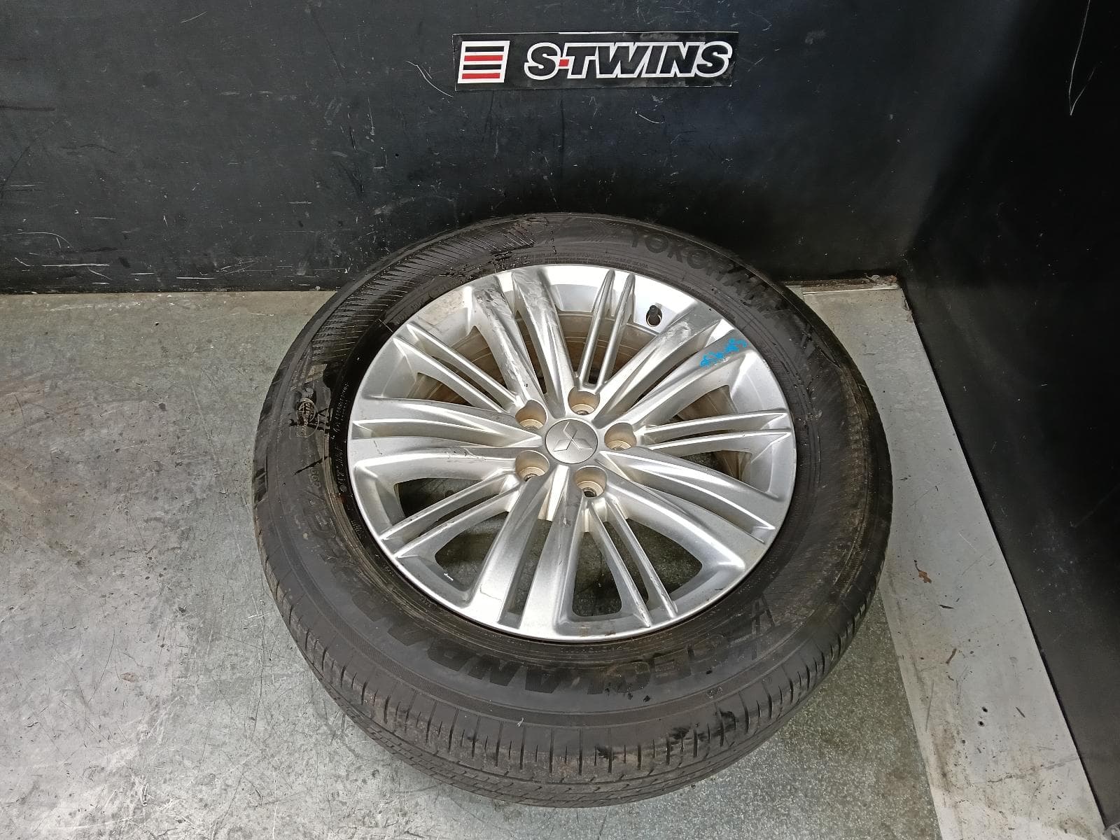 Used auto part listing image: 2023 MITSUBISHI OUTLANDER WHEEL MAG FACTORY, 18X7.5IN, MULTISPOKE, SILVER, ZM, 08/21- 0000418819