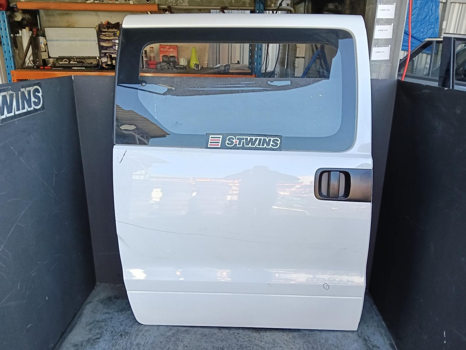 Used auto part listing image: 2020 HYUNDAI ILOAD/IMAX RIGHT REAR DOOR SLIDING TQ, ILOAD, POP OUT GLASS TYPE, 11/07-03/21 0000420527