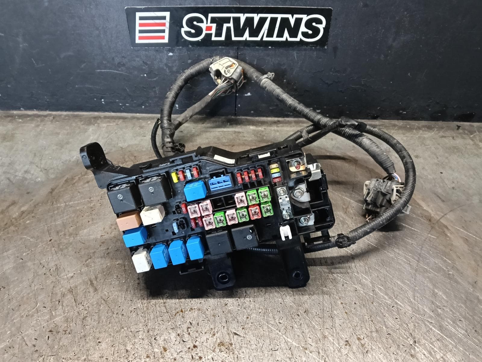 Used auto part listing image: 2020 HYUNDAI ILOAD/IMAX FUSE BOX UNDER BONNET-RELAY BOX (LH SIDE), TQ, 11/07-03/21 0000420535