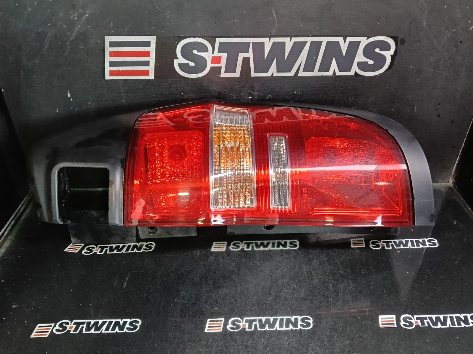 Used auto part listing image: 2020 HYUNDAI ILOAD/IMAX RIGHT TAILLIGHT BARN DOOR TYPE, TQ, 11/07-03/21 0000420540