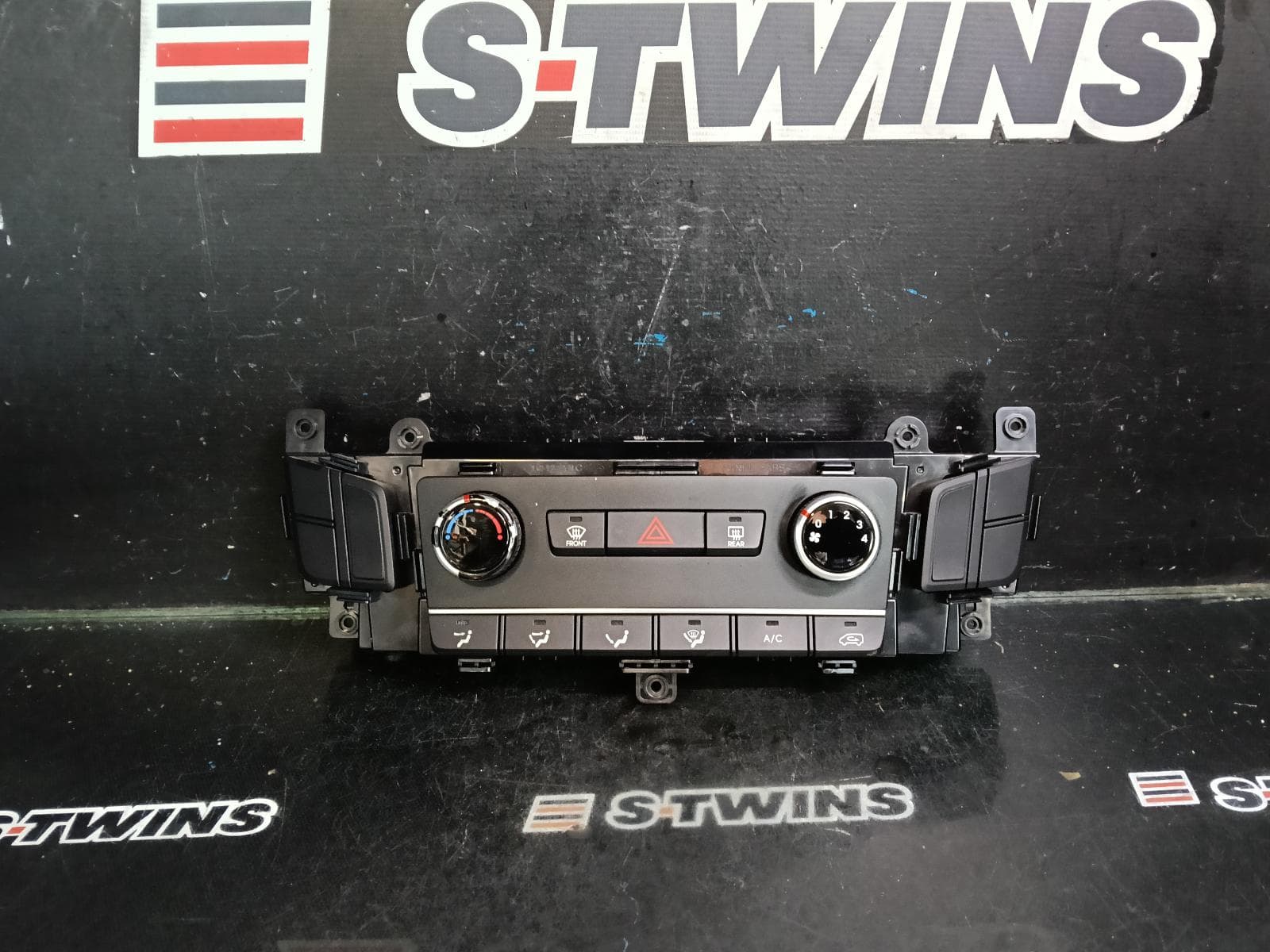 Used auto part listing image: 2020 HYUNDAI ILOAD/IMAX HEATER AC CONTROLS TQ, ILOAD, 09/15-03/21 0000420543