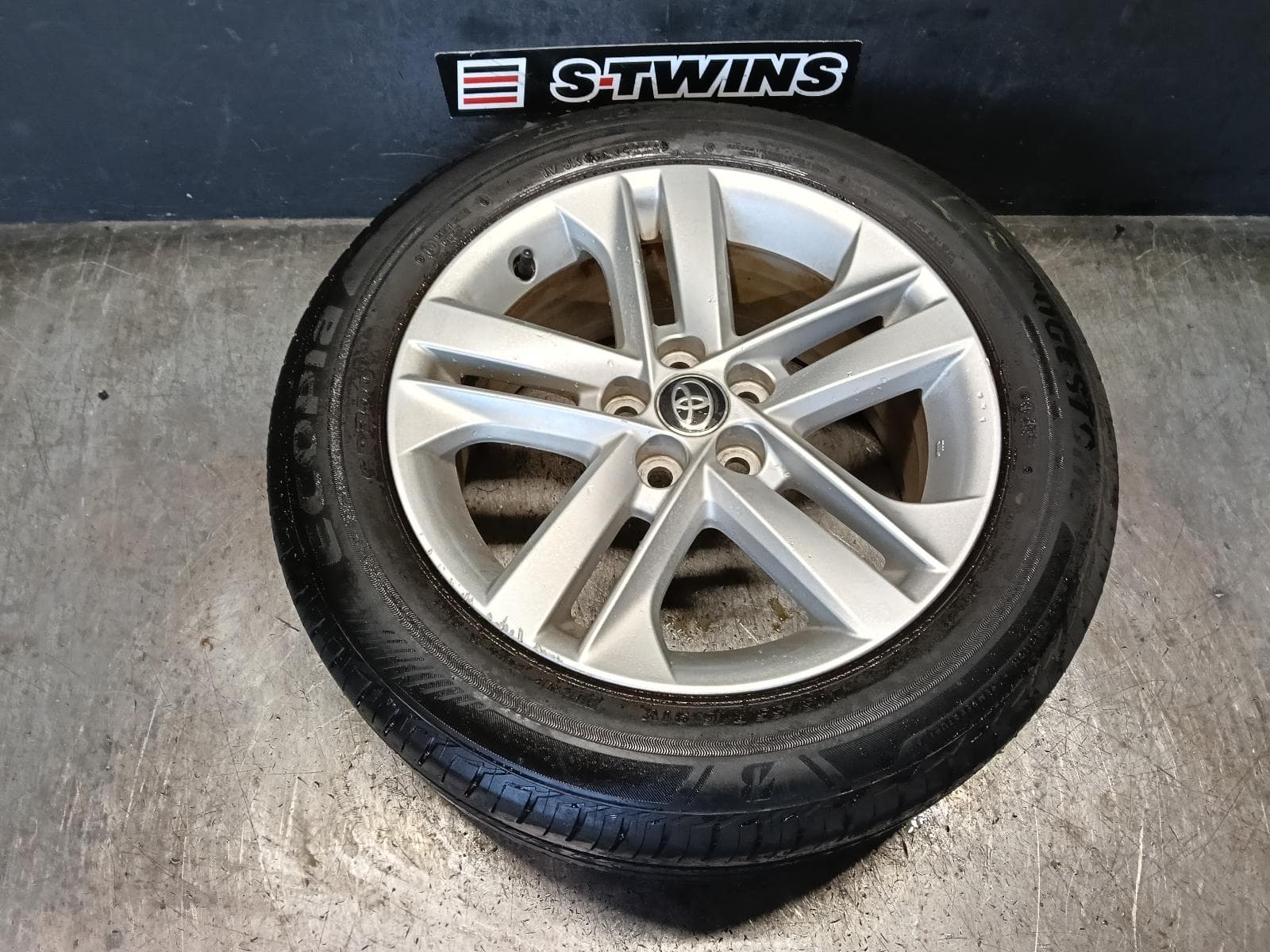 Used auto part listing image: 2022 TOYOTA COROLLA WHEEL MAG E210, FACTORY, 16X7IN, 5 TWIN SPOKE, GREY, 07/18- 0000420616