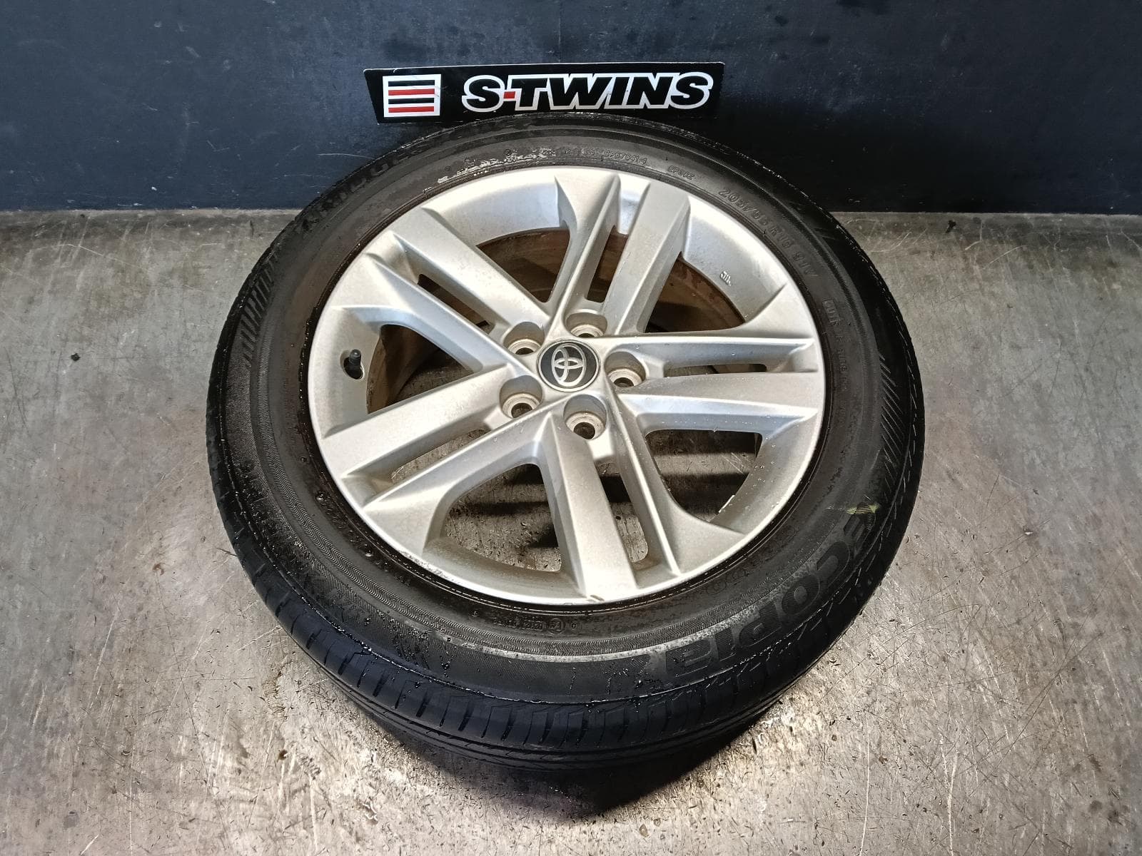 Used auto part listing image: 2022 TOYOTA COROLLA WHEEL MAG E210, FACTORY, 16X7IN, 5 TWIN SPOKE, GREY, 07/18- 0000420618