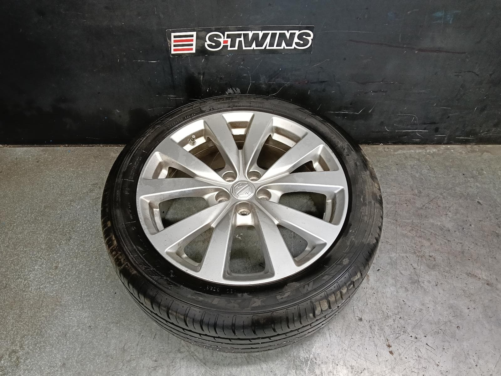 Used auto part listing image: 2023 MG ZS WHEEL MAG FACTORY, 17X6.5IN, 5 V SPOKE, AZS1, 09/17-06/25 0000418692