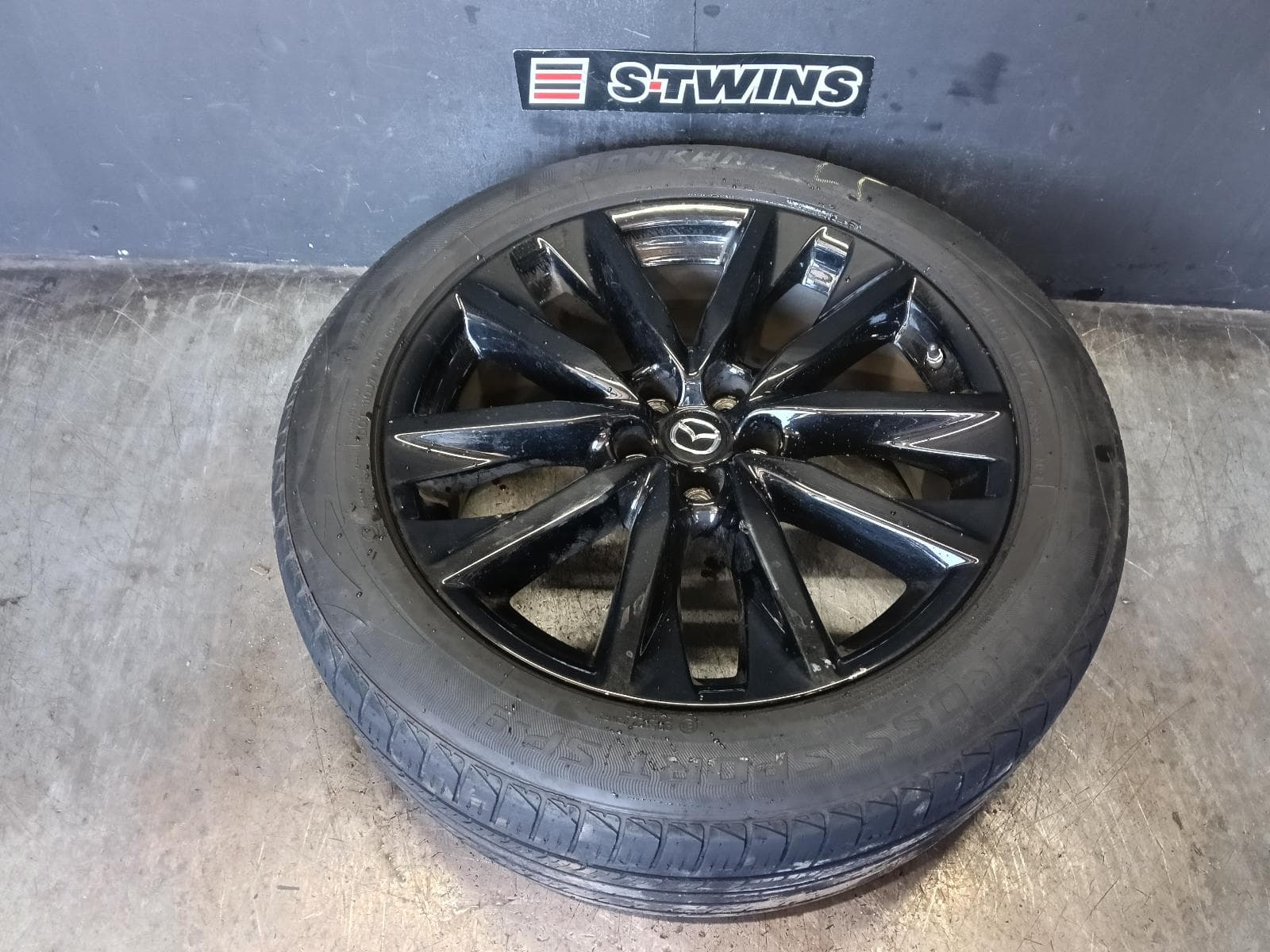 Used auto part listing image: 2019 MAZDA CX9 WHEEL MAG FACTORY, 20X8.5IN, 5 V SPOKE, LIGHT GREY, TC, 07/16-12/24 0000420441