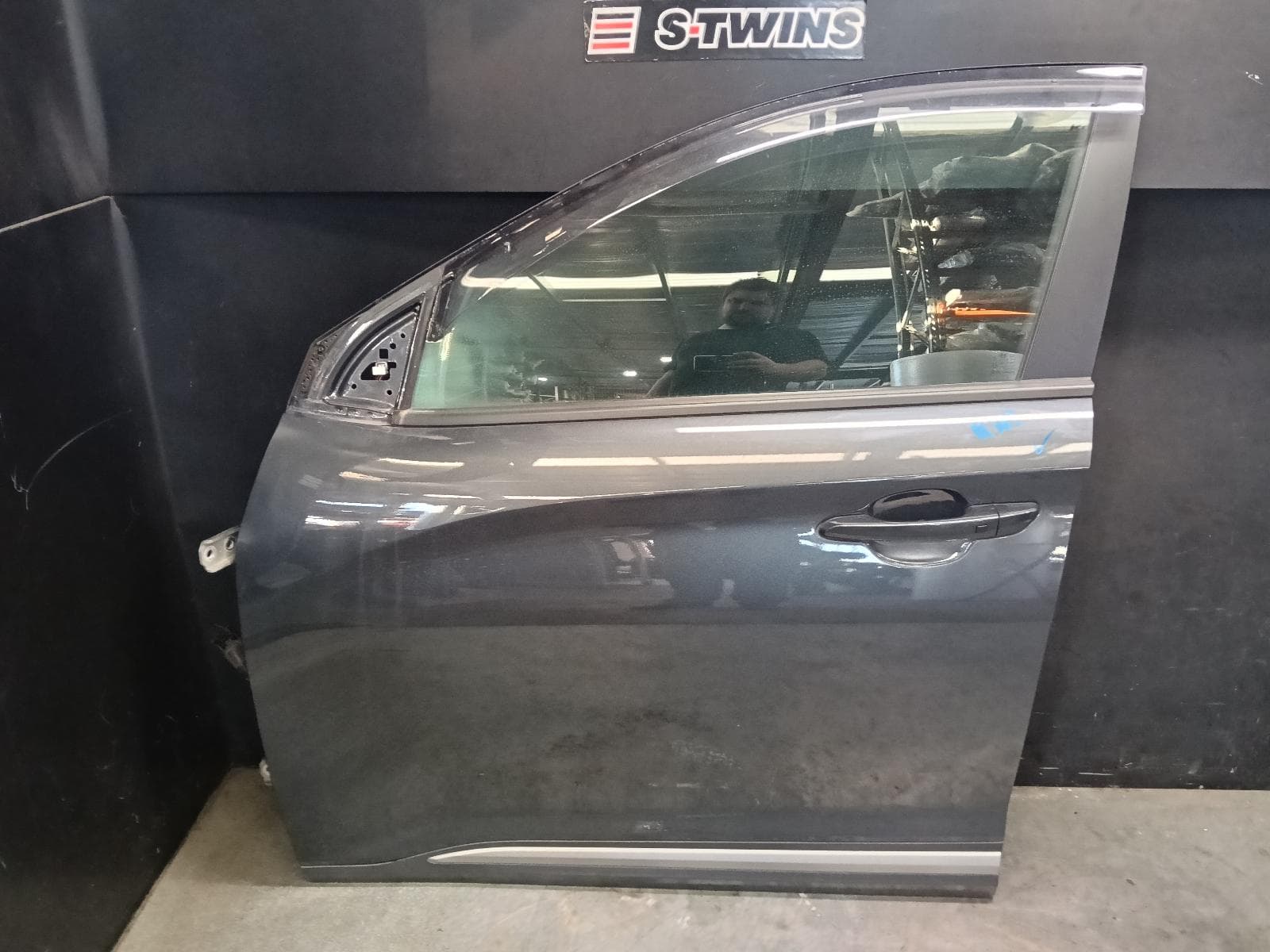 Used auto part listing image: 2017 HYUNDAI KONA LEFT FRONT DOOR OS, 09/17-07/23 0000420627