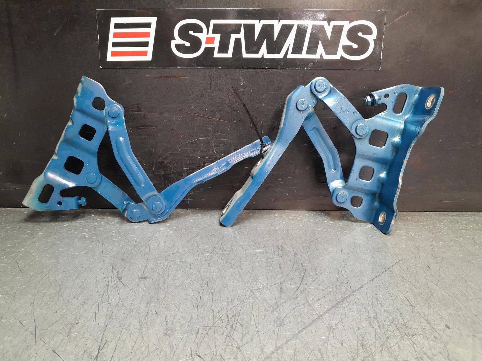 Used auto part listing image: 2017 HYUNDAI TUCSON BONNET HINGE STRUT HINGES (PAIR), (KOREA VIN KMHJ), TL, 06/15-01/21 0000370686