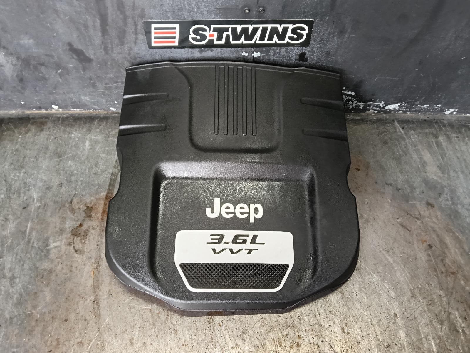 Used auto part listing image: 2013 JEEP WRANGLER ENGINE COVER PETROL, 3.6, JK, 10/11-07/18 0000396563