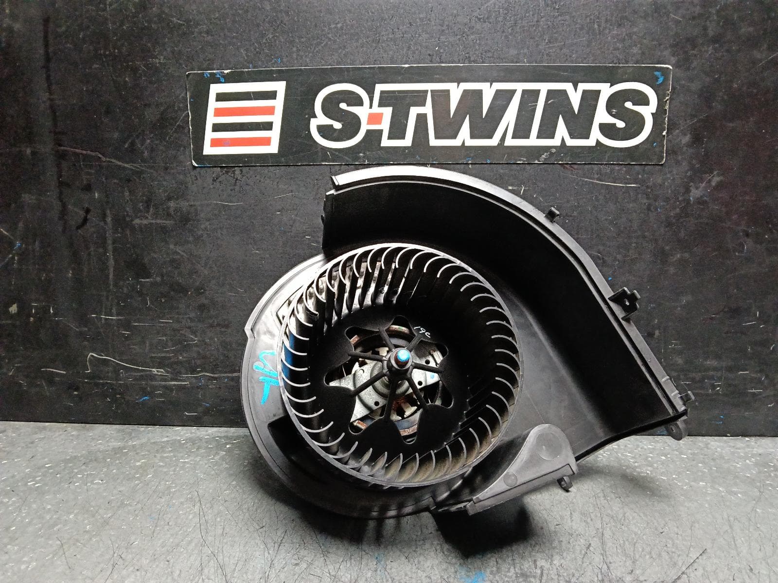 Used auto part listing image: 2015 BMW X5 HEATER FAN MOTOR FRONT, F15/F85, 09/13-07/18 0000403751