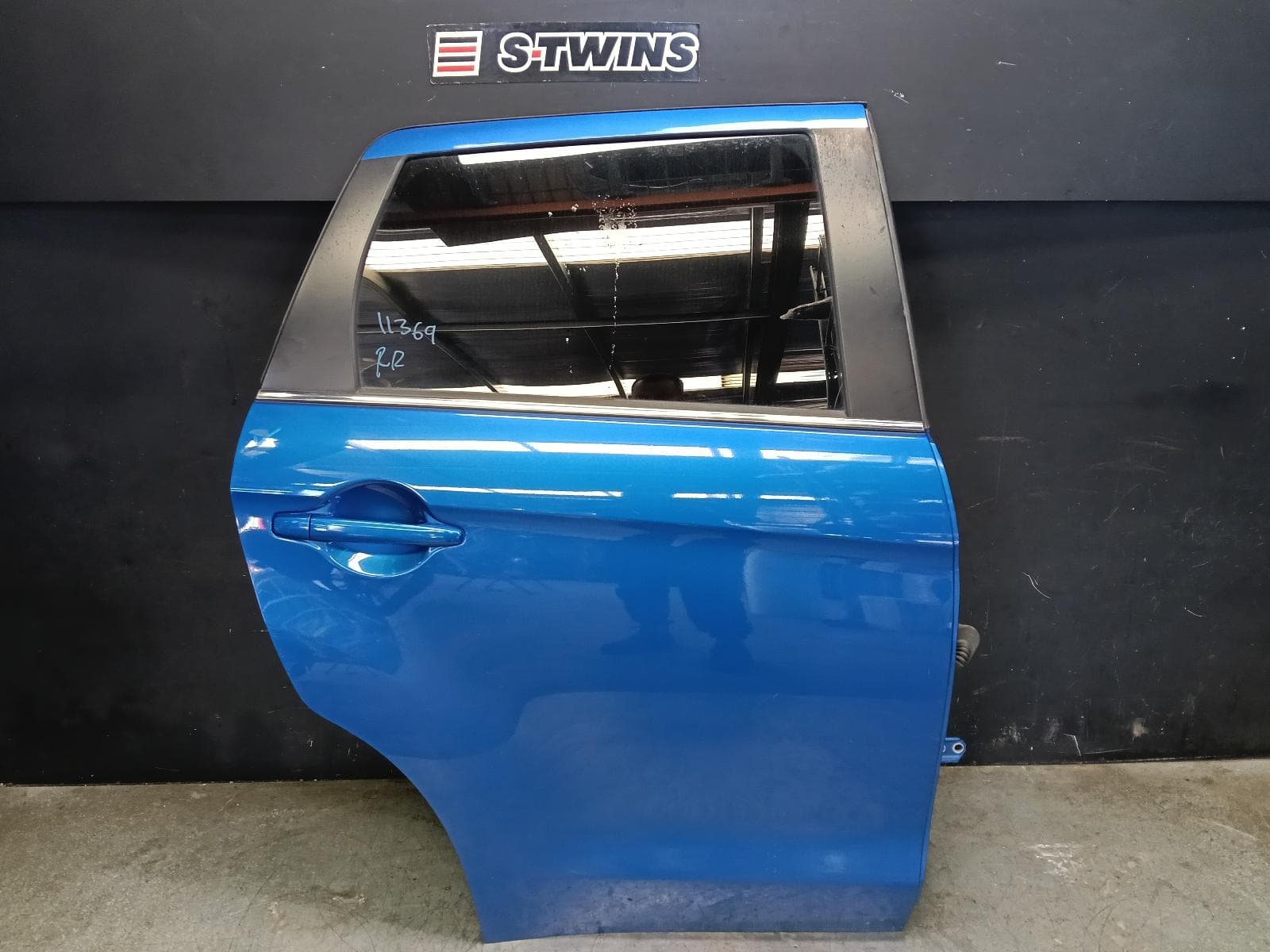 Used auto part listing image: 2019 MITSUBISHI ASX RIGHT REAR DOOR SLIDING XC-XD, 07/18-12/24 0000420713
