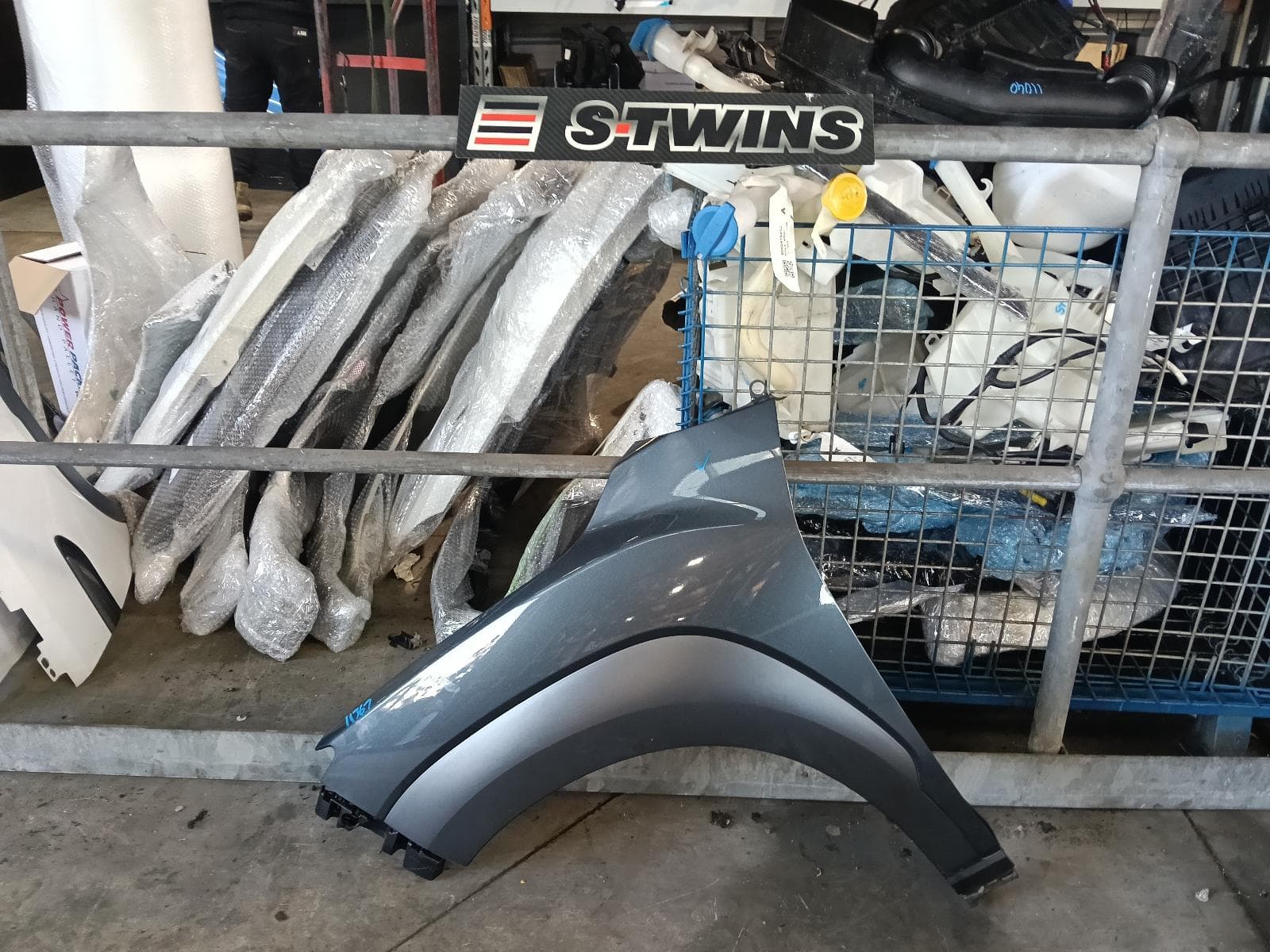 Used auto part listing image: 2017 HYUNDAI KONA LEFT GUARD OS, 09/17-10/20 0000420686