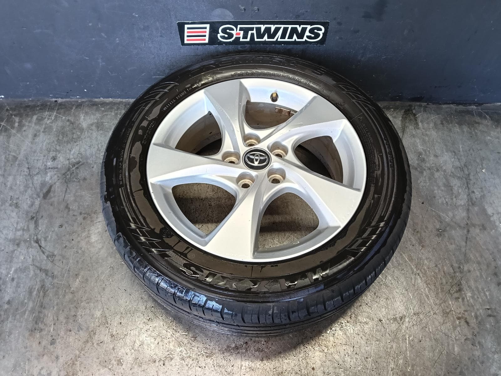 Used auto part listing image: 2017 TOYOTA C-HR WHEEL MAG FACTORY, 17X6.5IN, 5 SPOKE, LIGHT GREY, GEN 1, 12/16-09/19 0000420782