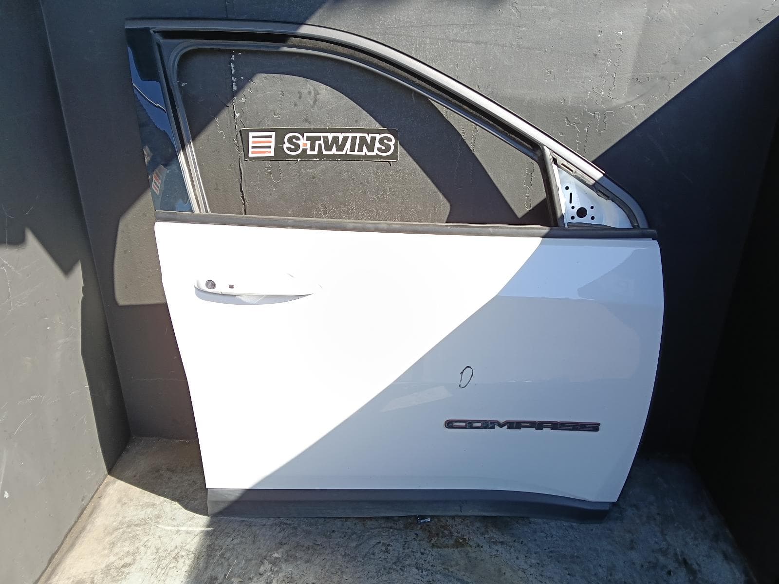 Used auto part listing image: 2022 JEEP COMPASS RIGHT FRONT DOOR M6, 10/17- 0000420710