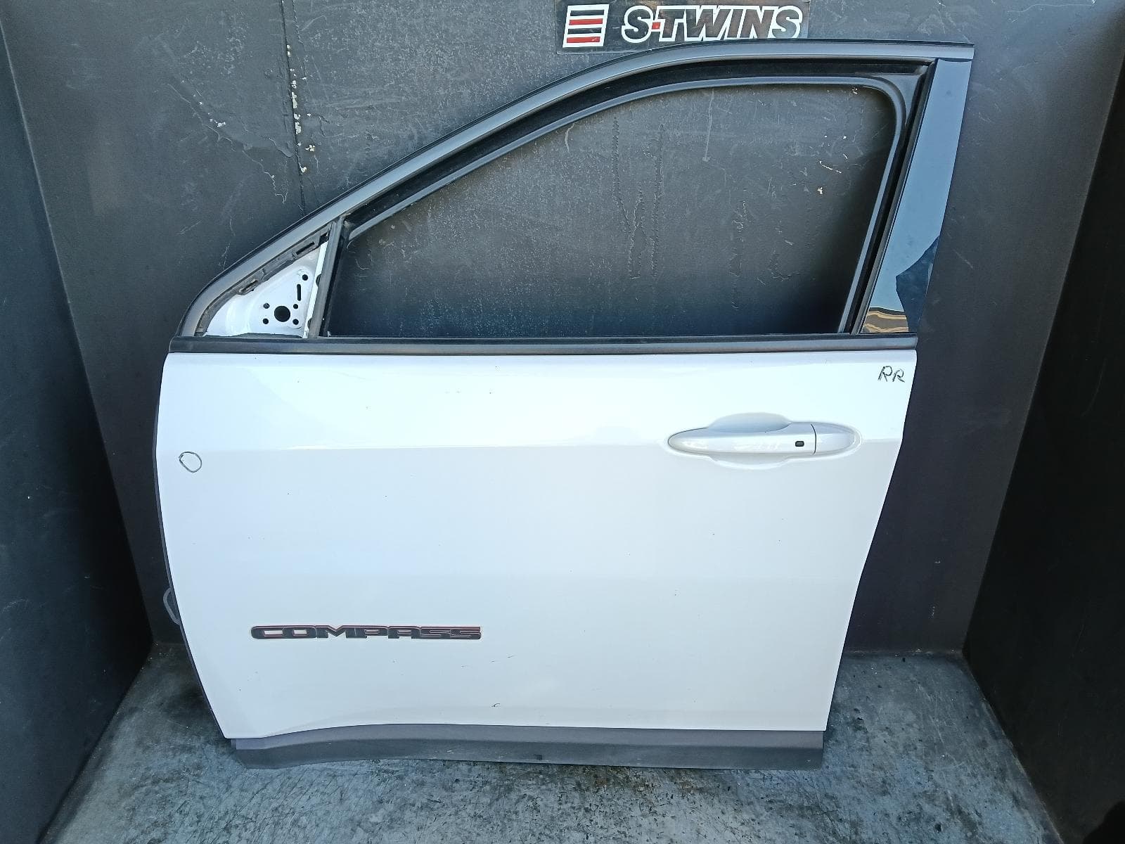 Used auto part listing image: 2022 JEEP COMPASS LEFT FRONT DOOR M6, 10/17- 0000420709