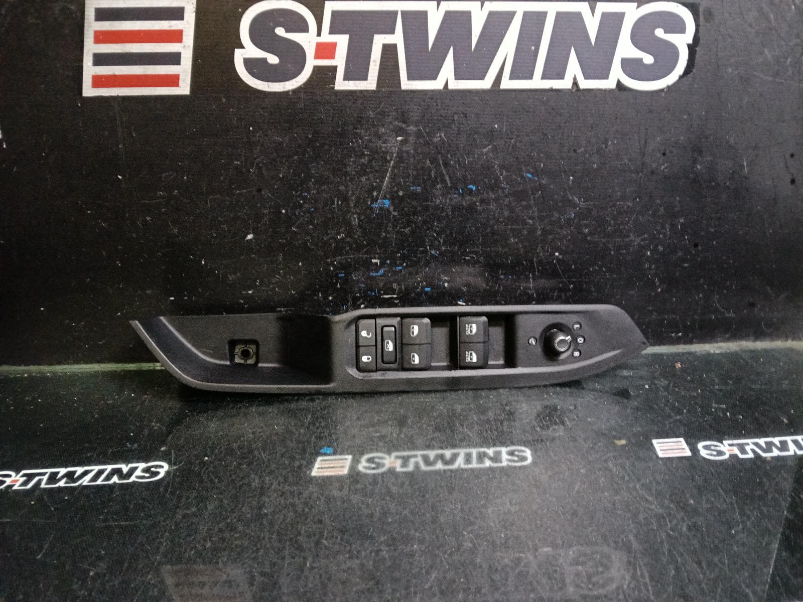 Used auto part listing image: 2022 JEEP COMPASS PWR DR WIND SWITCH M6, RH FRONT (MASTER SWITCH), 10/17- 0000420923