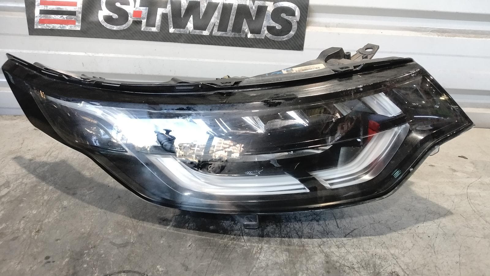 Used auto part listing image: 2020 LAND ROVER DISCOVERY RIGHT HEADLAMP L462, W/ LED, ADAPTIVE TYPE, 12/16-12/20 0000419116