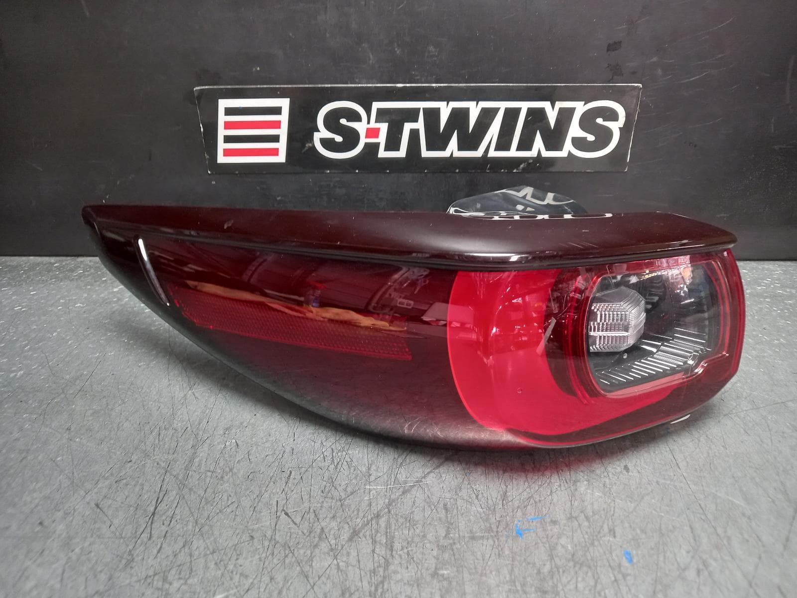 Used auto part listing image: 2023 MAZDA CX5 LEFT TAILLIGHT IN BODY, W/ HALOGEN TYPE, KF, 09/21-03/26 0000374358