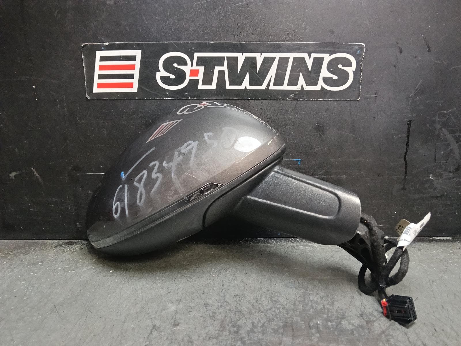 Used auto part listing image: 2018 PORSCHE MACAN RIGHT DOOR MIRROR 95B, ELECTRIC FOLD, AUTODIM TYPE, 06/14-04/21 0000421084