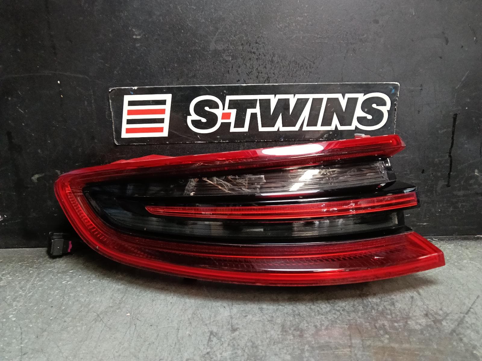 Used auto part listing image: 2018 PORSCHE MACAN LEFT TAILLIGHT IN BODY, 95B, LED TYPE, 06/14-07/18 0000421088