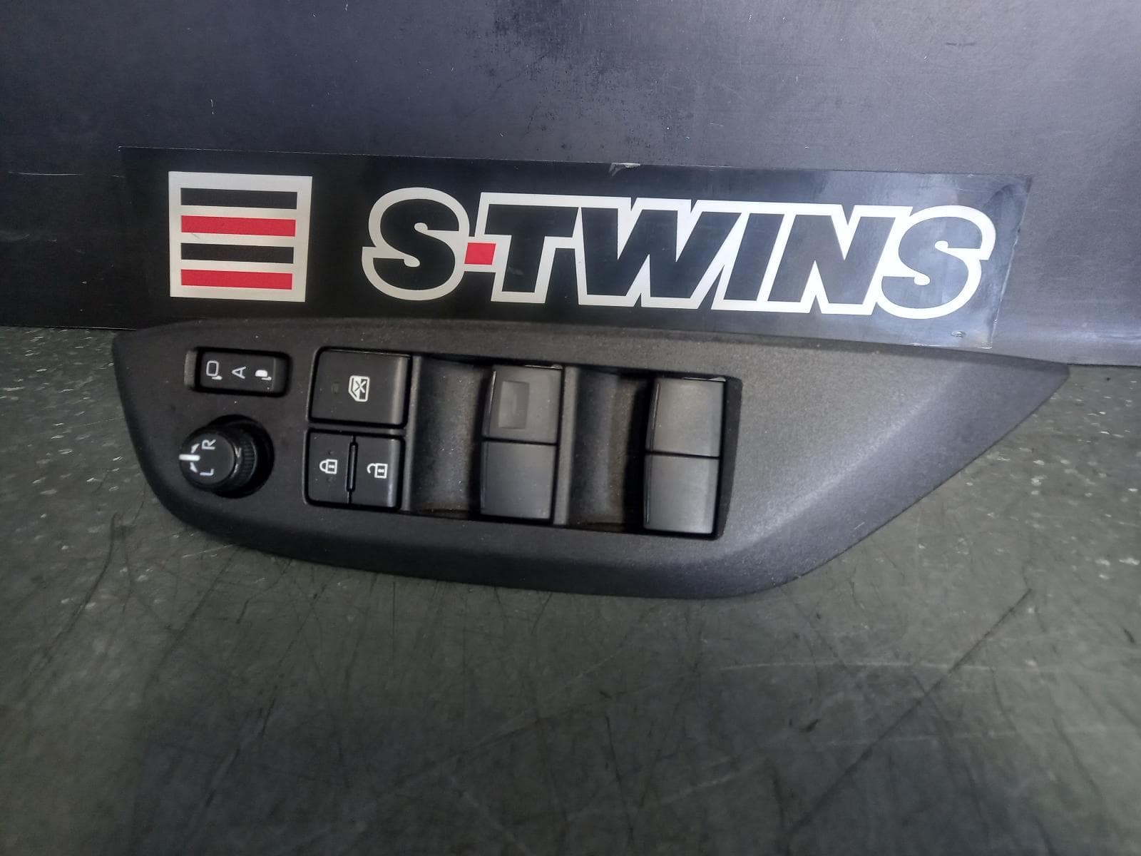 Used auto part listing image: 2023 TOYOTA YARIS CROSS PWR DR WIND SWITCH RH FRONT (MASTER SWITCH), XP210, 06/20-10/23 0000338216