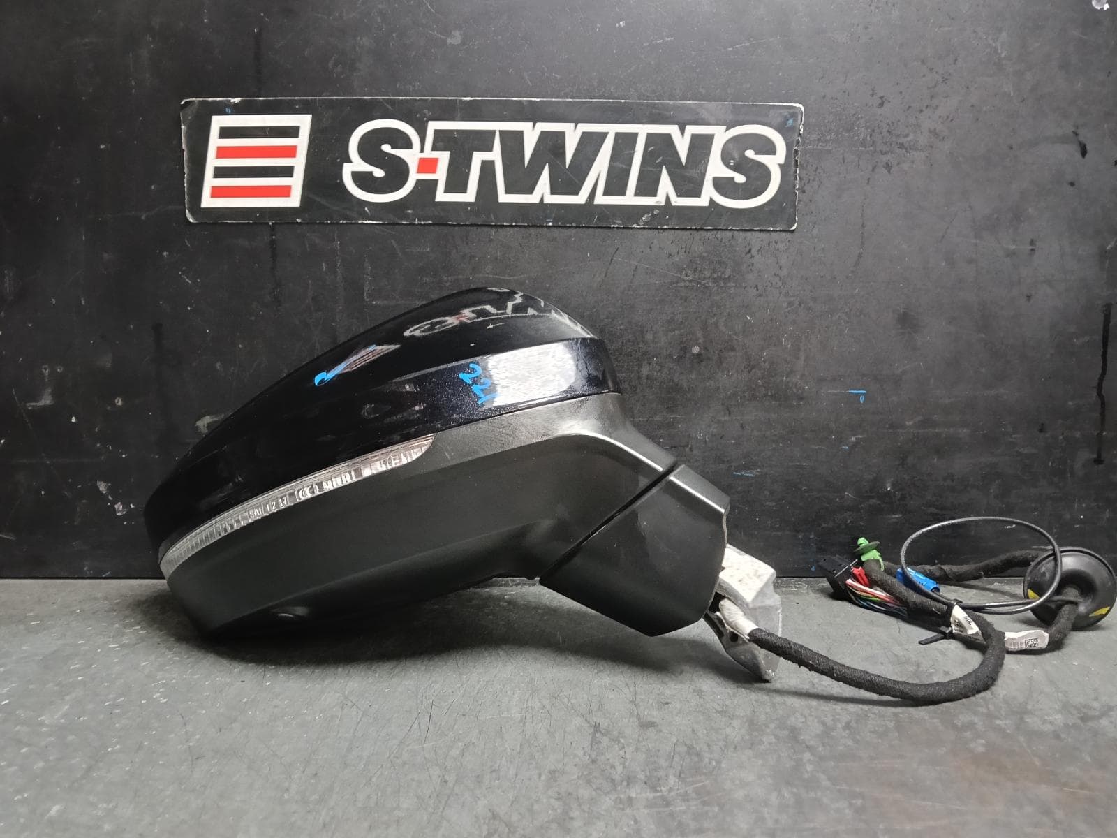 Used auto part listing image: 2021 VOLKSWAGEN TOUAREG RIGHT DOOR MIRROR CR, W/ POWER FOLD, MEMORY TYPE (6XL), 05/18-08/23 0000420955